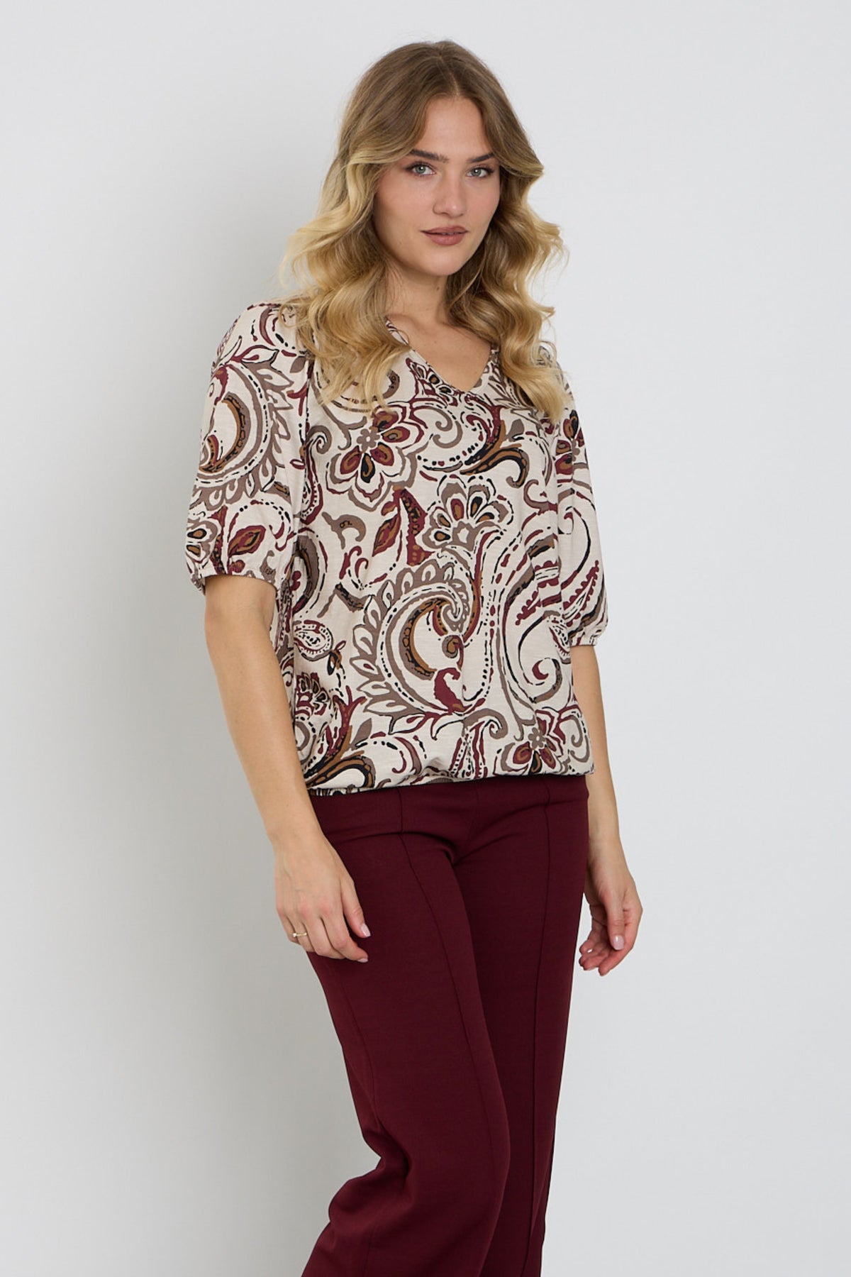 Enjoy blouse met paisley print, lichtgewicht en stijlvolle damesblouse in kleurrijk patroon, geschikt voor casual en formele gelegenheden.