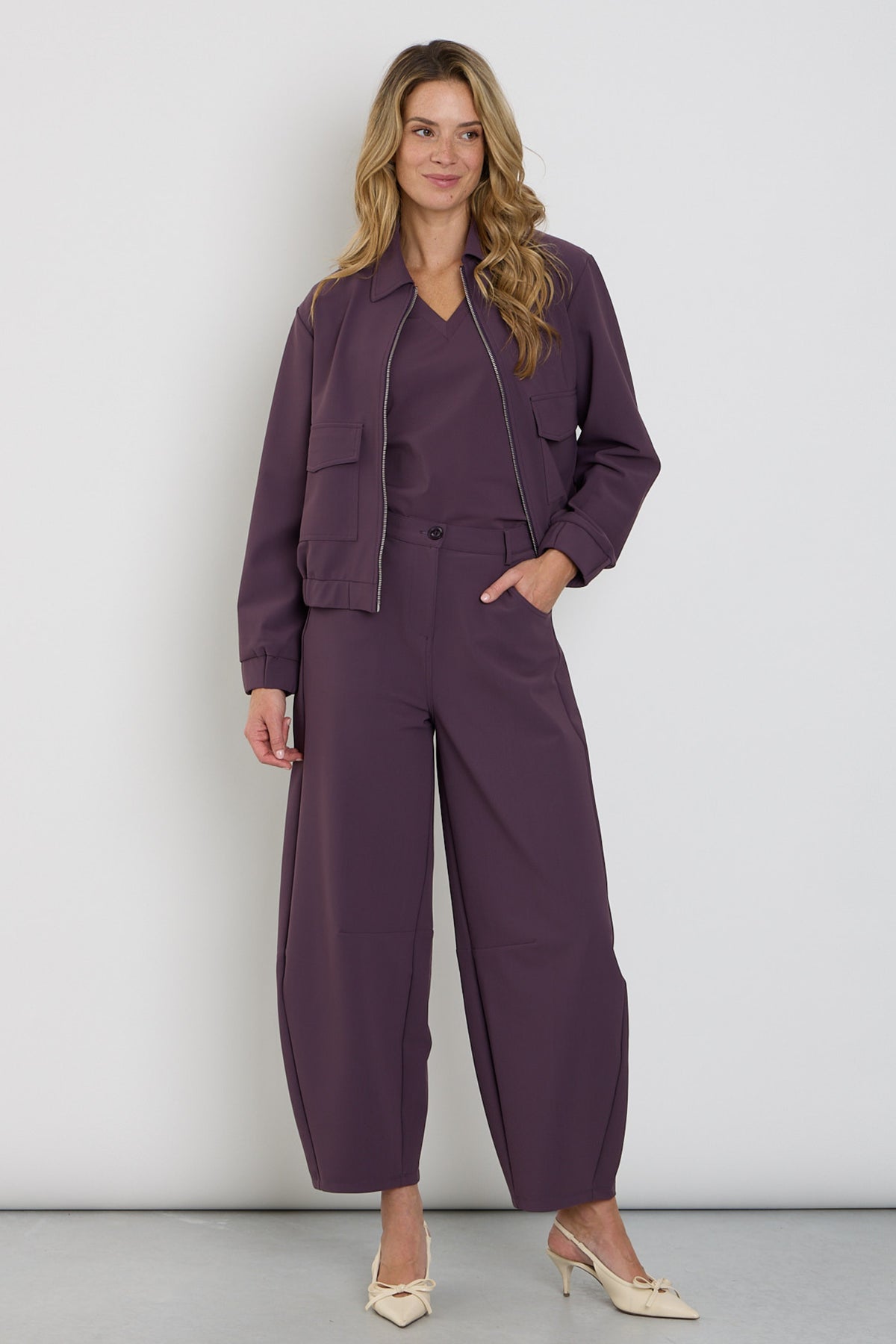 Bonded travel balloon broek van Mi Piace in dieppaars, comfortabele pasvorm en trendy stijl, zichtbaar in de afbeelding.