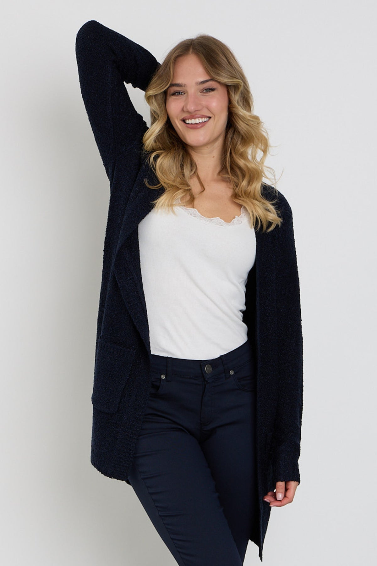 Navy boucle vest van Enjoy met gebreide tekstuur, getoond tegen een neutrale achtergrond.
