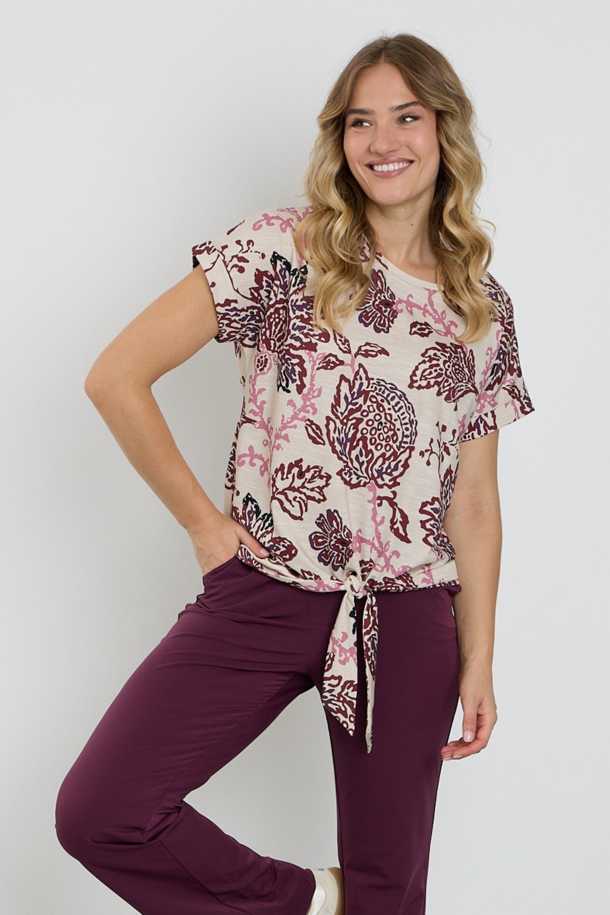 Enjoy top met strik en paisley print, lichtgewicht en stijlvolle damesblouse met elegante details.