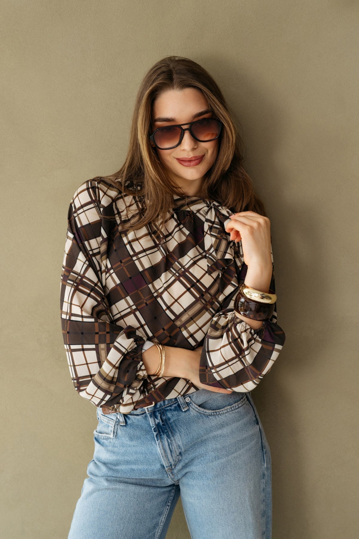 Donkere kaki en multi-gekleurde blouse Annette Check van &Co Woman, met opvallend patroon en losvallende pasvorm.
