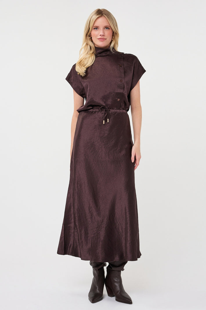 Lange acetaatrok in cacao kleur van EsQualo, elegant en vloeiend met een soepele pasvorm en glanzende stof.