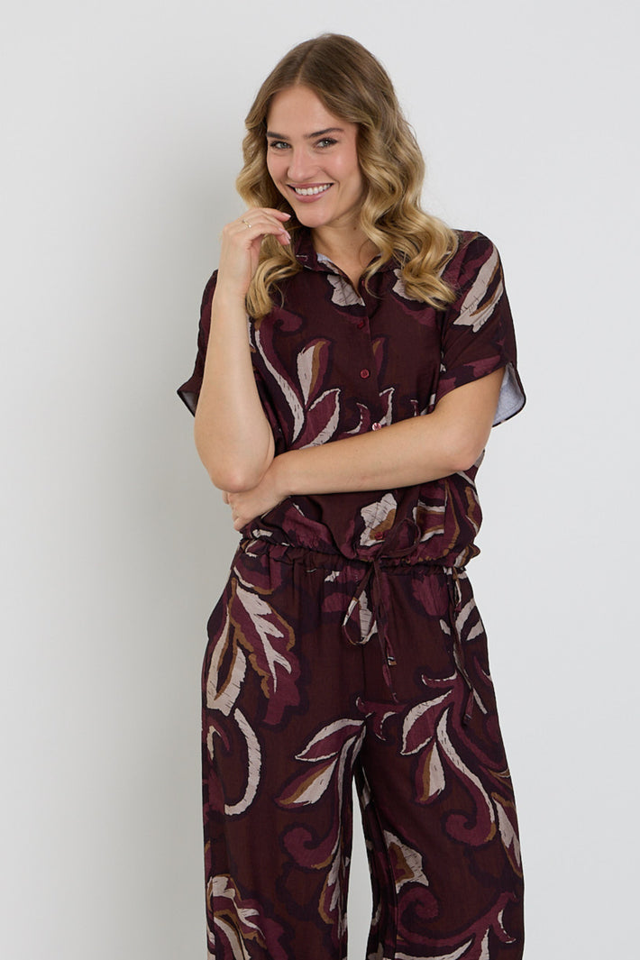Enjoy blouse met bladprint en strikdetail, lichtgewicht portemonneestijl, elegante en casual damesblouse.