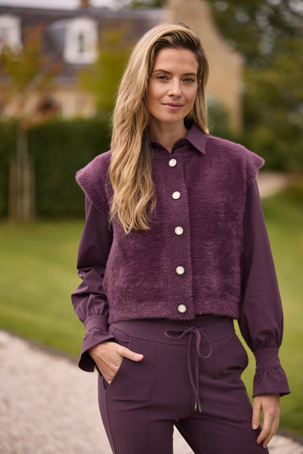 Mi Piace Travel Blouse Plum Perfect, lichtpaarse blouse met korte mouwen en comfortabele pasvorm, geschikt voor reizen en casual draagstijl.