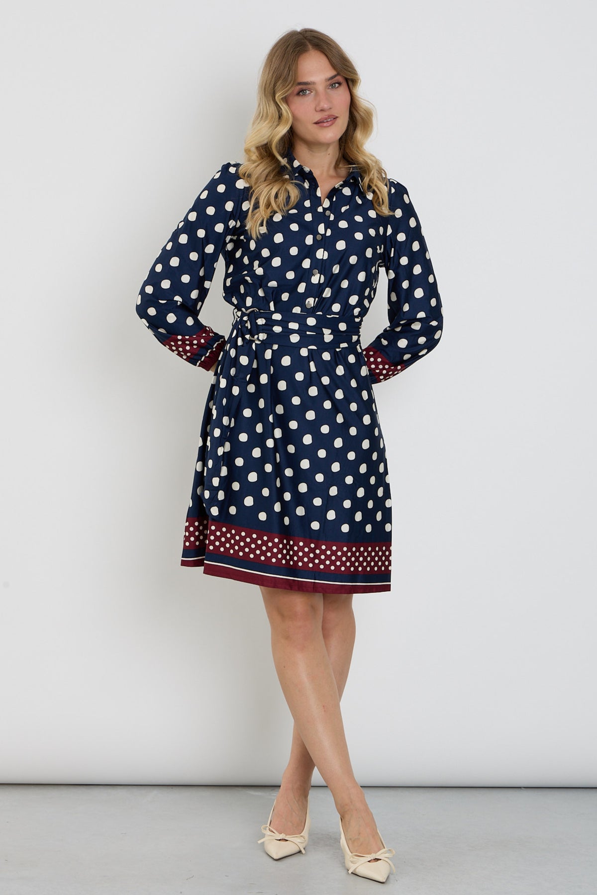 Kleed met bolletjesprint van You're My Lobster by K-design, lichte jurk met polka dot patroon en korte mouwen.