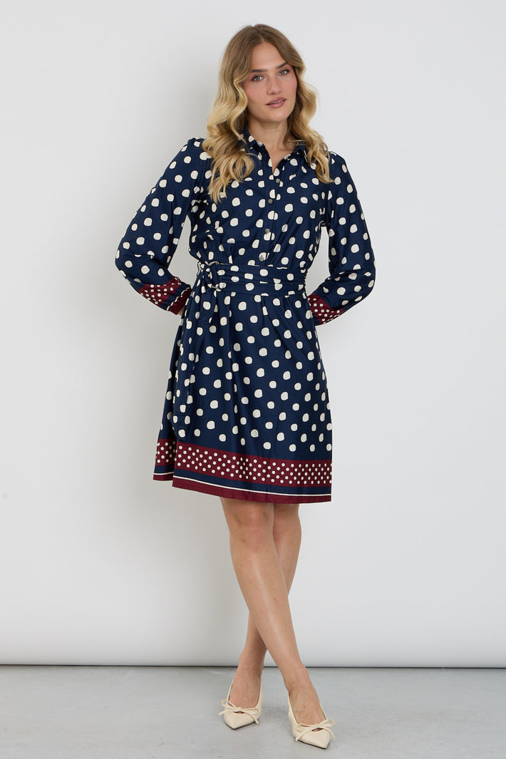 Kleed met bolletjesprint van You're My Lobster by K-design, lichte jurk met polka dot patroon en korte mouwen.