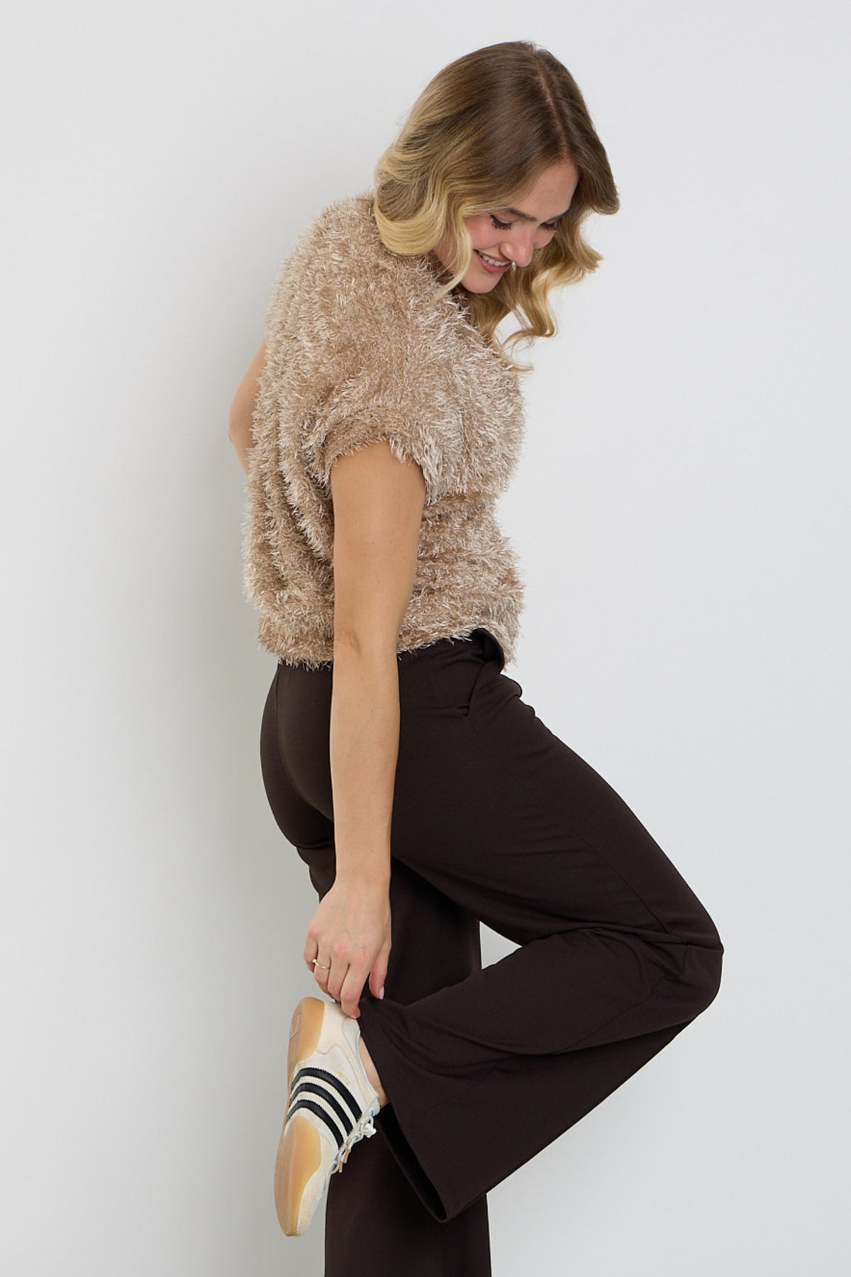 Fluffy taupe gilet van Enjoy met zachte textuur en katoenen uitstraling, gedragen door een model op een neutrale achtergrond.