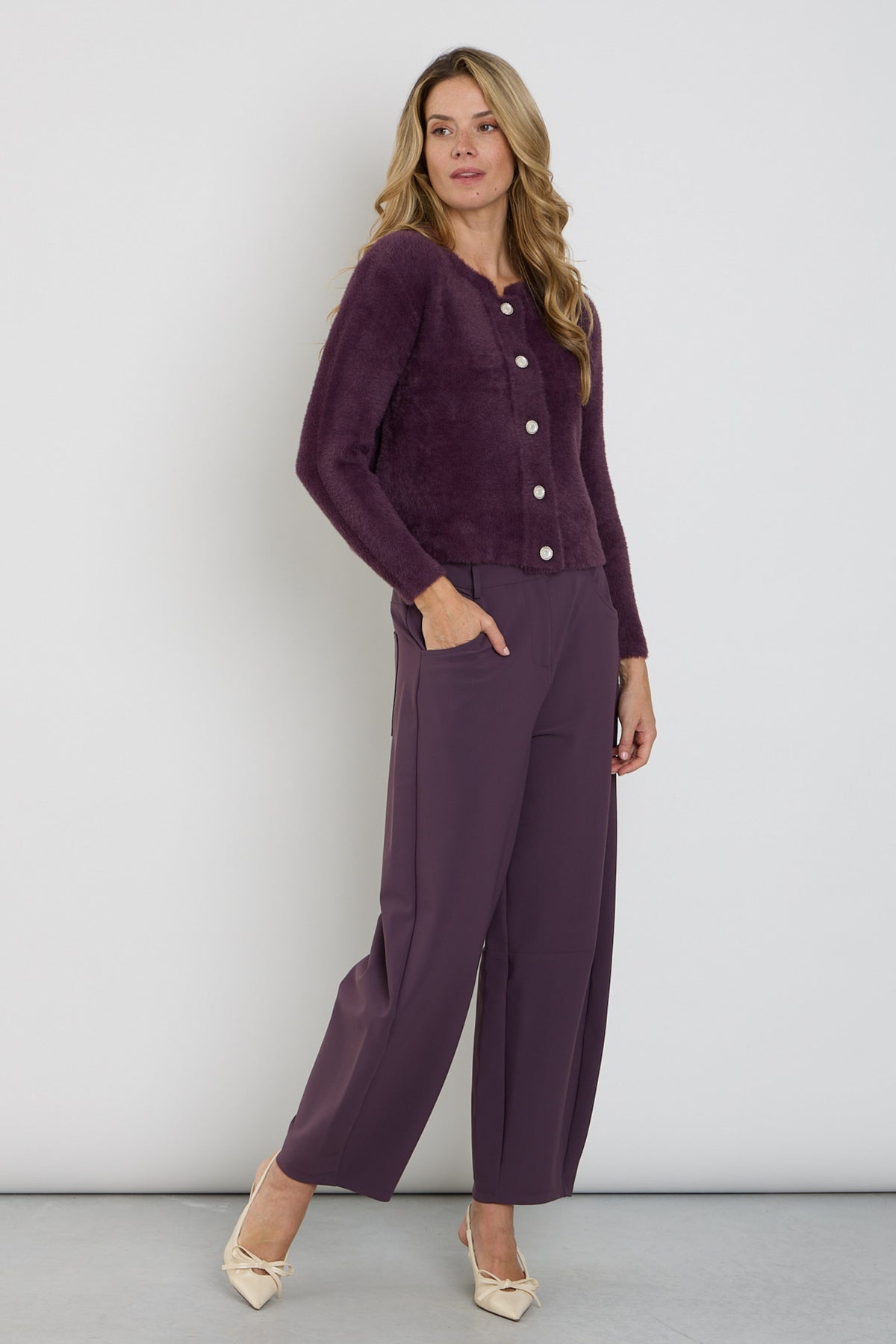 Mi Piace bonded reisbroek in paars met comfortabele pasvorm en elastische taille, perfect voor reizen en casual dagelijks gebruik.