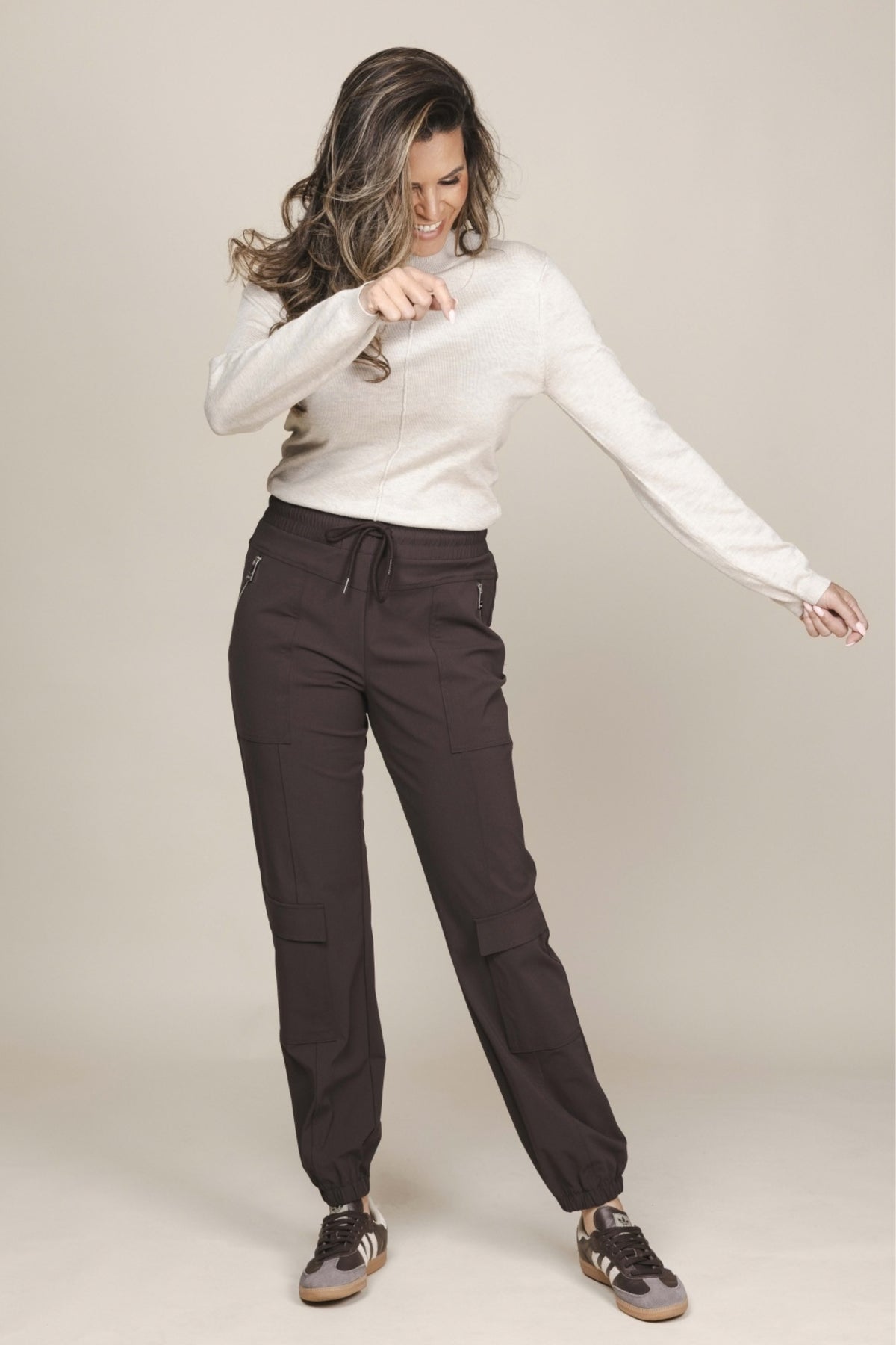 Zoso Travel Broek Nicky Espresso 265, comfortabele reistijd, donkerbruin, met stevige pasvorm en handige zakken.