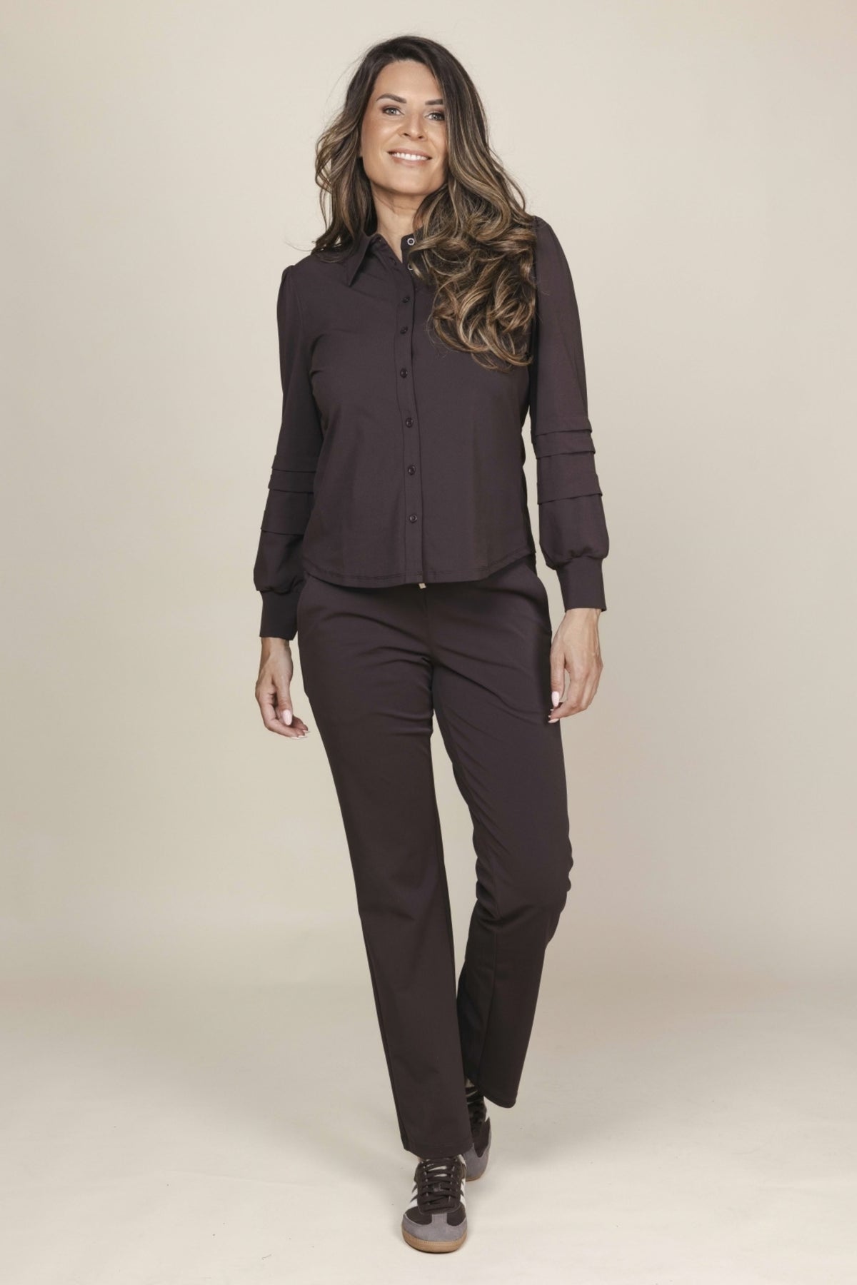 Zoso Charmaine reisblouse in espresso kleur, stijlvolle blouse met comfortabele pasvorm en elegante details.