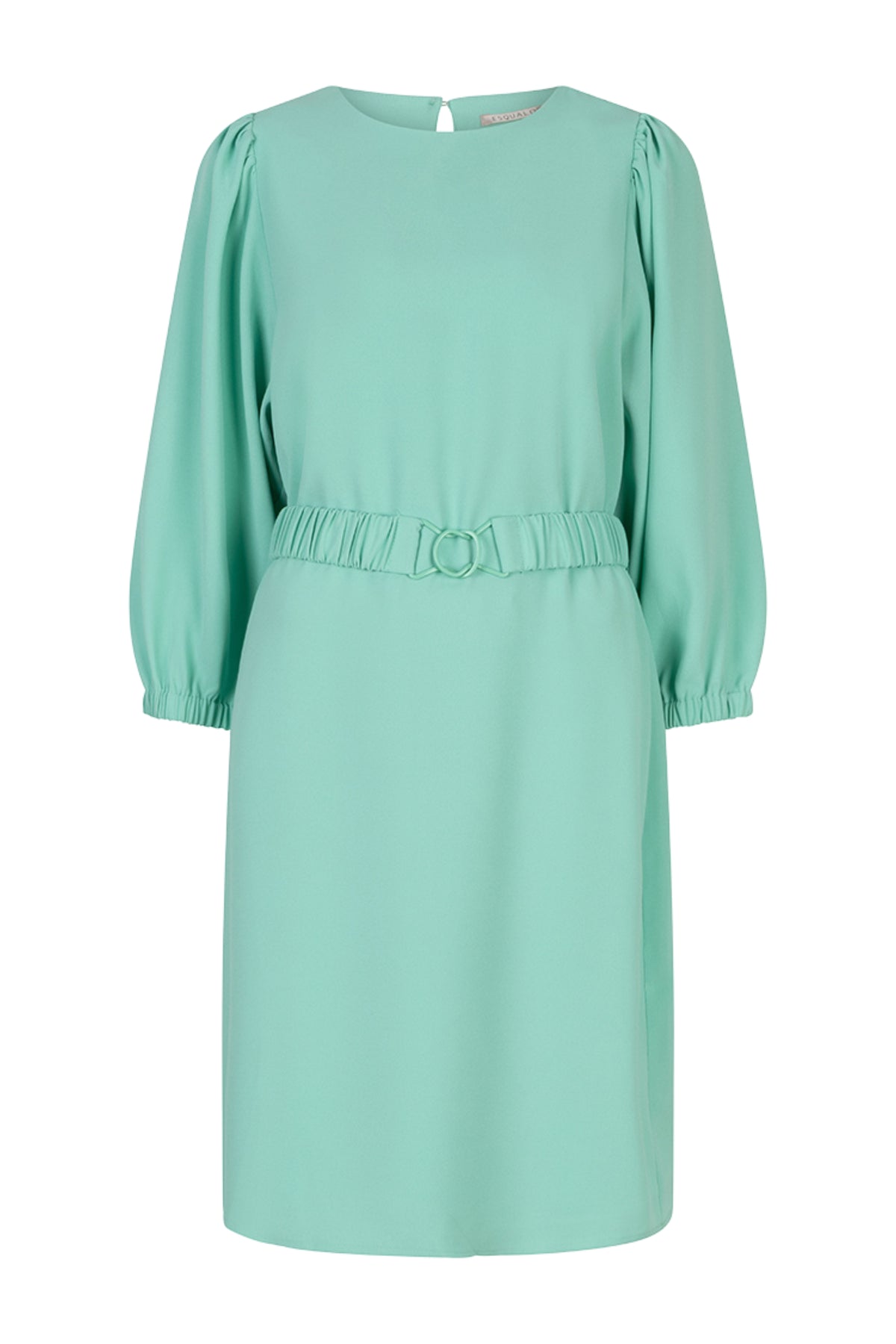 Mintgroene crepe jurk van EsQualo, elegant en strak met een flatterend silhouet, zichtbaar met lange mouwen en een V-hals.