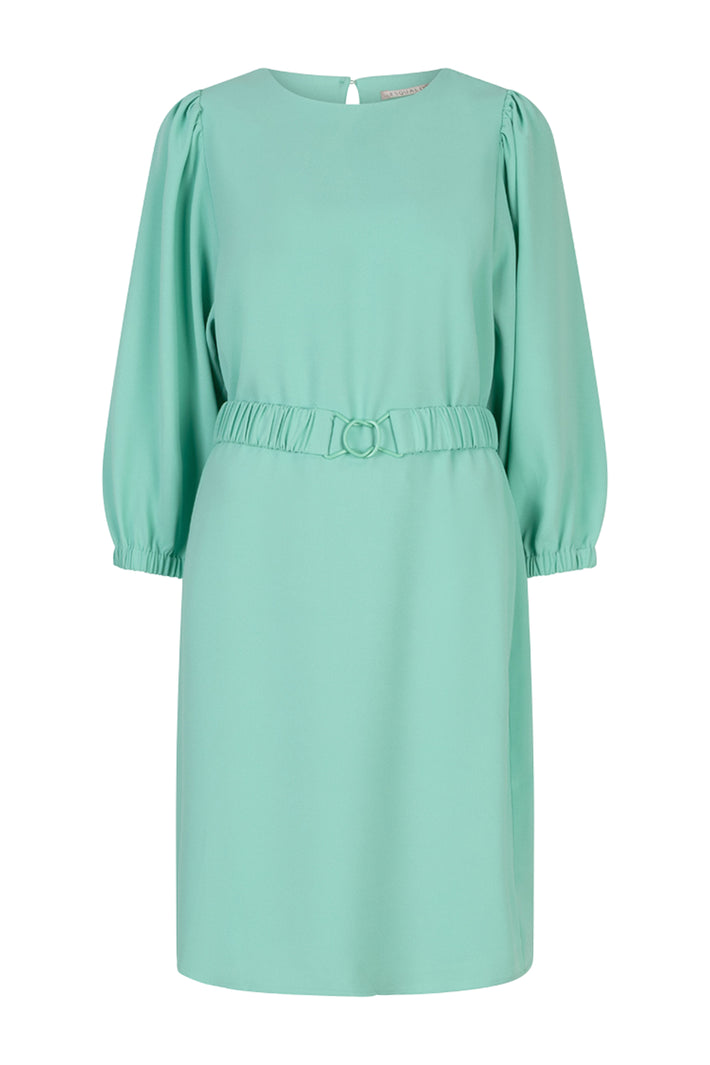 Mintgroene crepe jurk van EsQualo, elegant en strak met een flatterend silhouet, zichtbaar met lange mouwen en een V-hals.