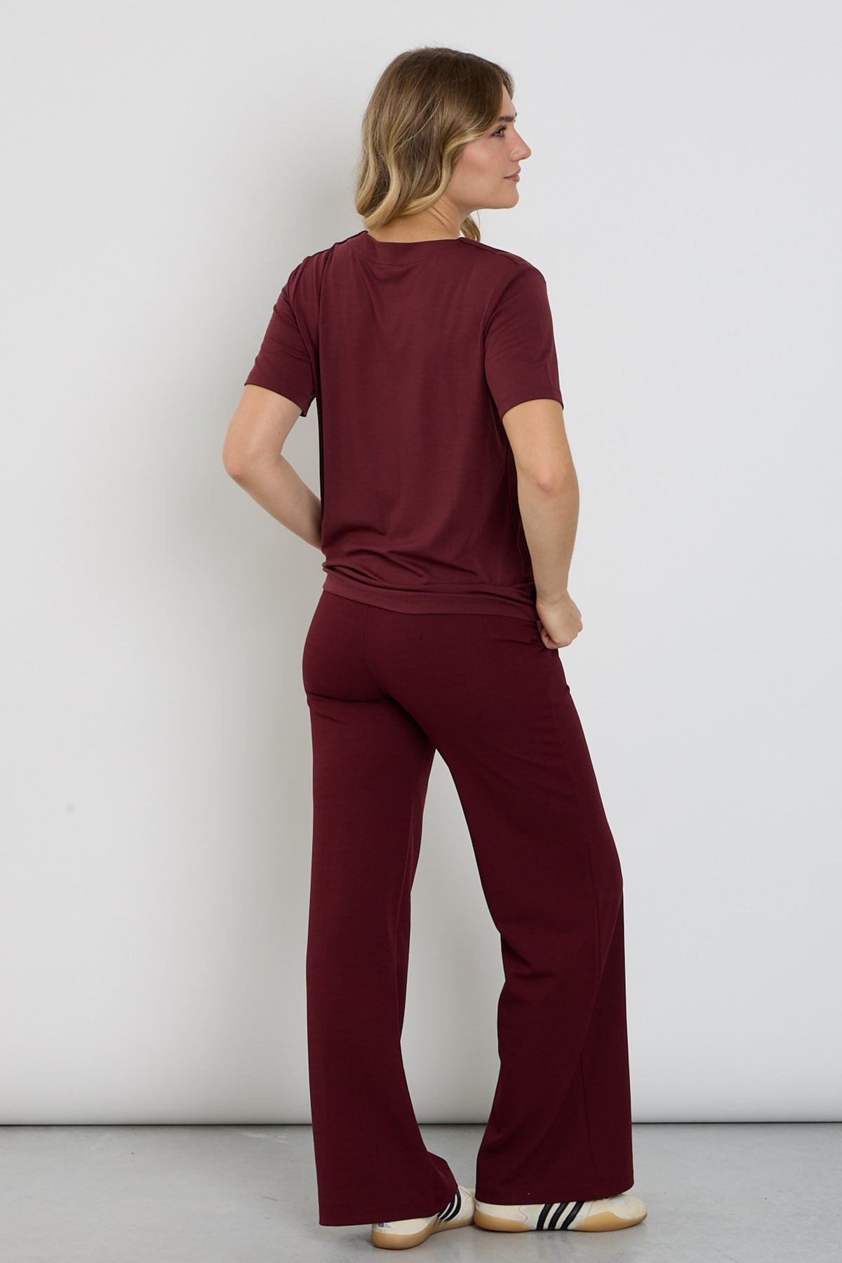 Lichte brede broek van Enjoy Port 416130, casual en comfortabel met wijde pijpen, zwart kleur, op model gedragen.