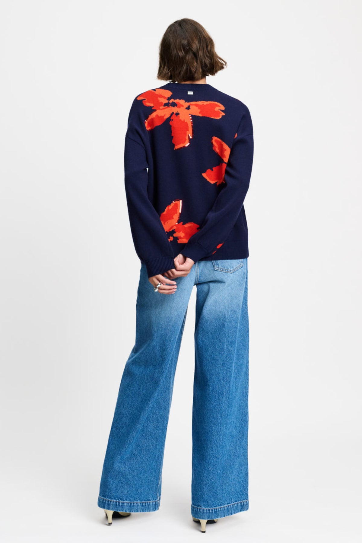 Lichte rode trui Alicia Bloom Rouge van POM Amsterdam, zachte stof en ronde hals, gedragen door een model.