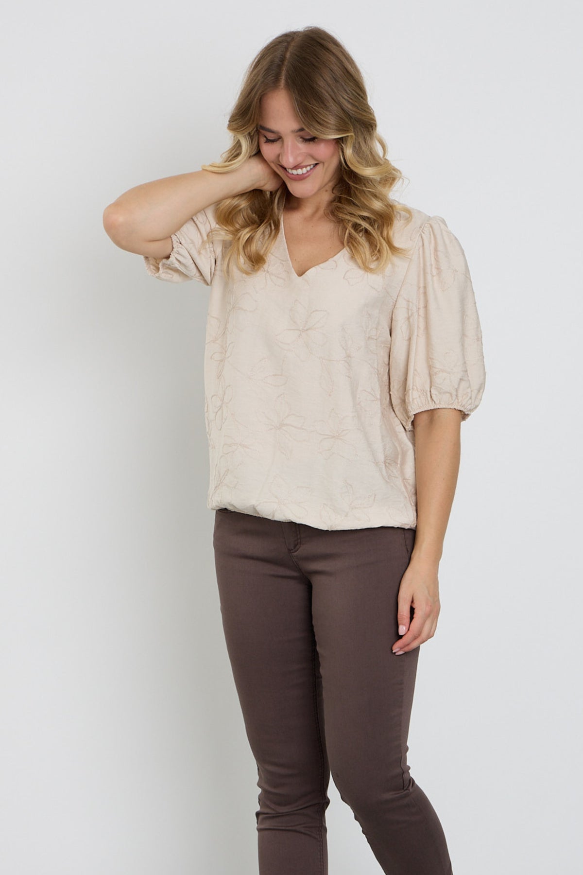 Enjoy blouse met bloemborduursel in zandkleur, stijlvolle damesblouse met gedetailleerde borduursels en comfortabele pasvorm.