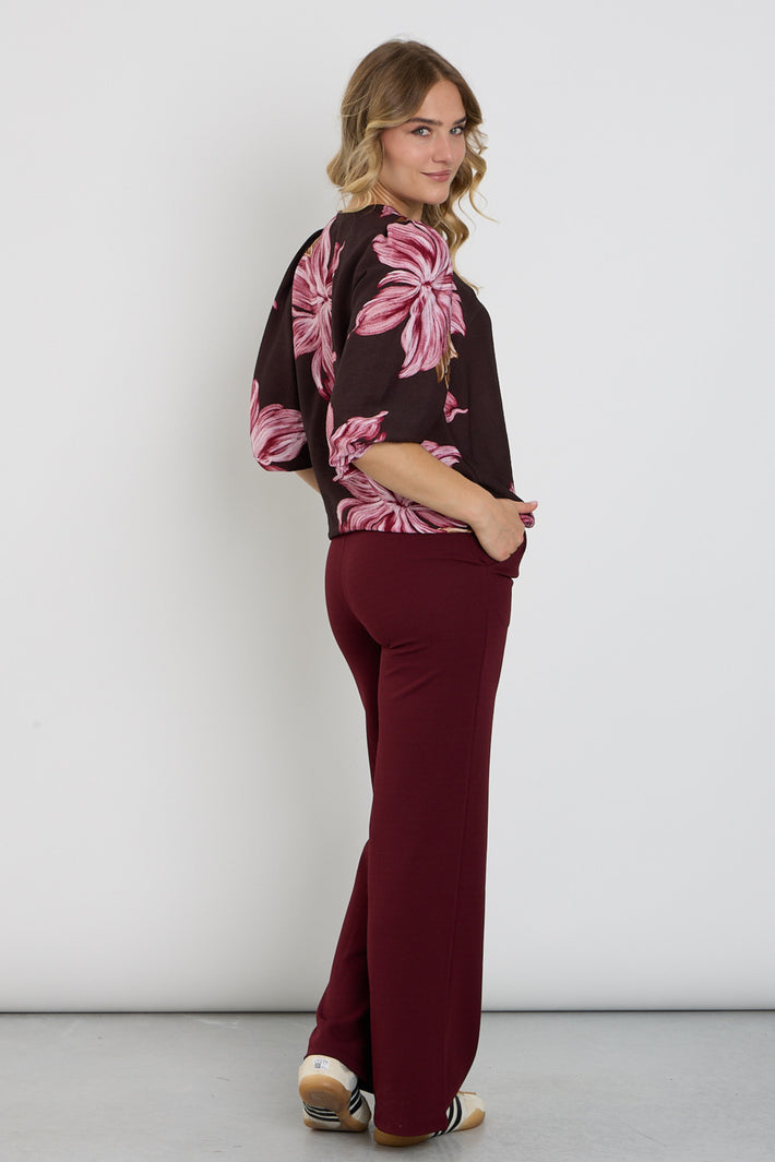 Lichte brede pijpen broek van Enjoy, portstijl, in een neutrale kleur, zichtbaar op de afbeelding.