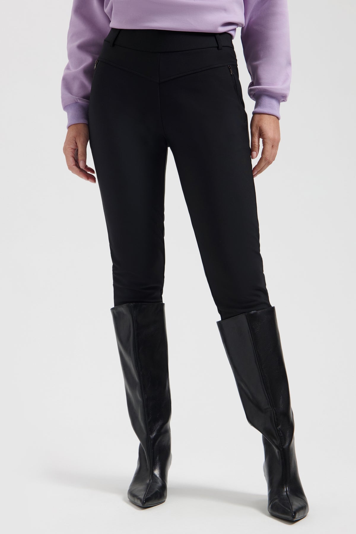 Zwarte Lady Day Travel Broek Lotty Soft Touch met elastische taille en vloeiende stof, afgebeeld op een witte achtergrond.