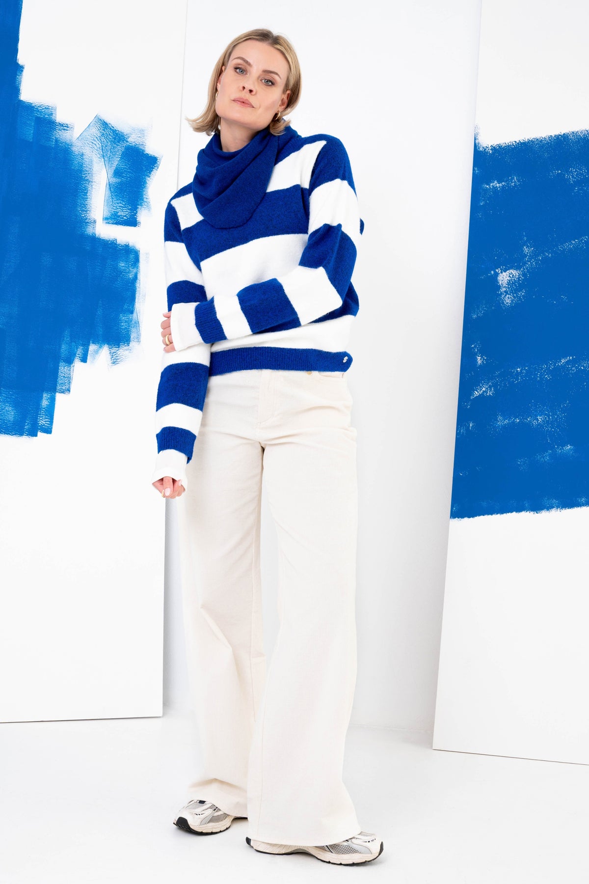 Witte en blauwe gestreepte trui van Maicazz & Zizo, comfortabele katoenen gebreide sweater met groene en blauwe strepen.