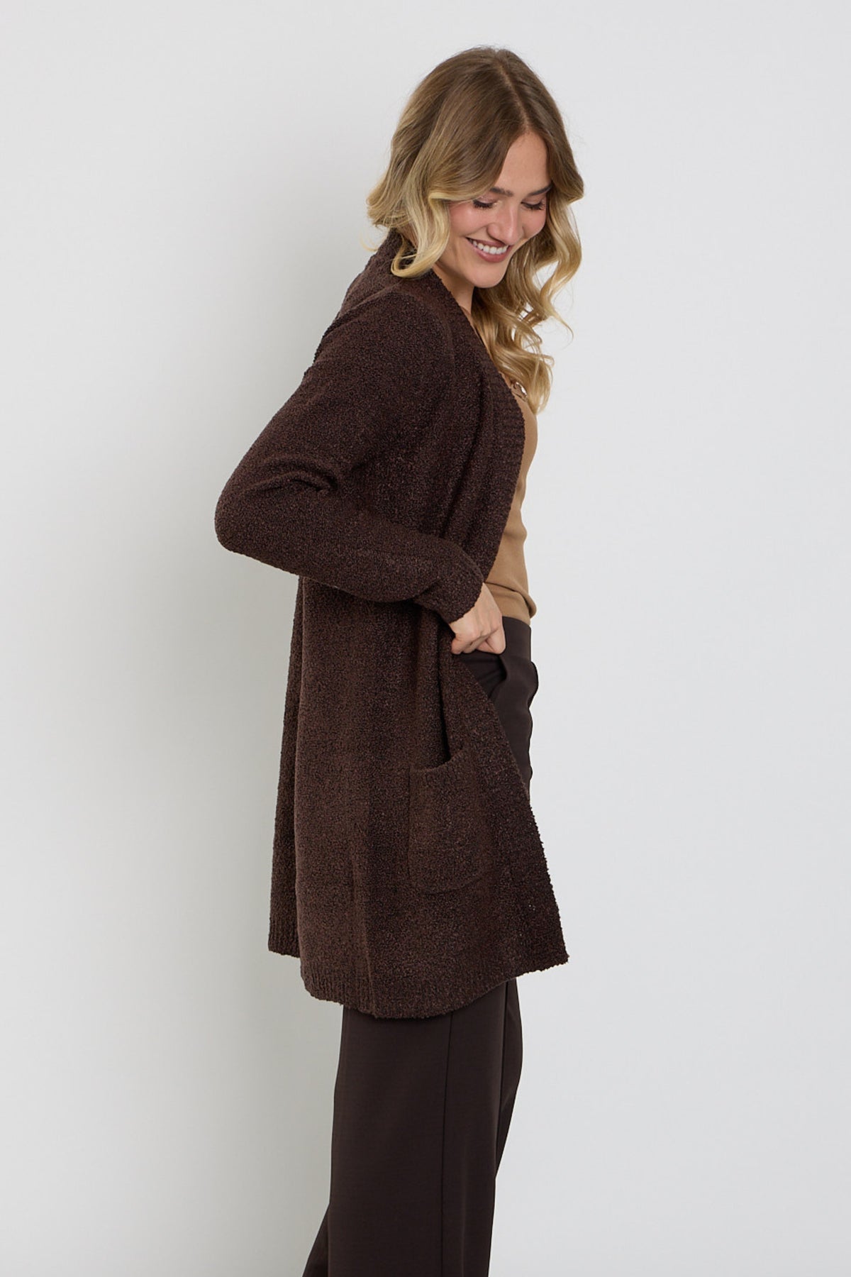Bruine boucle vest van Enjoy met knopen en comfortabele pasvorm, close-up van de textuur en details van de stof.
