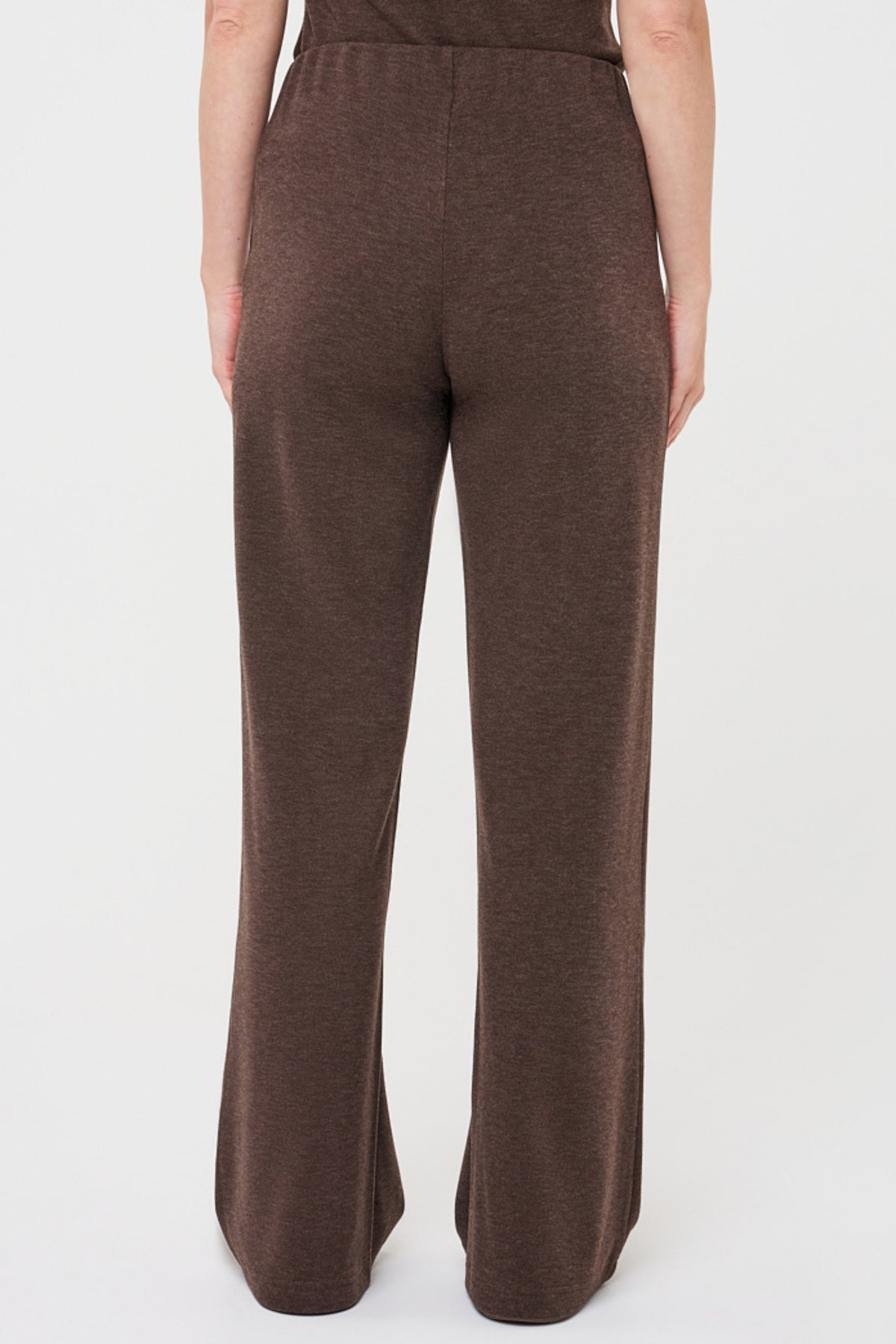 EsQualo Knit Broek in cacao kleur, comfortabel en stijlvol, met een zachte brei textuur en rechte pasvorm.