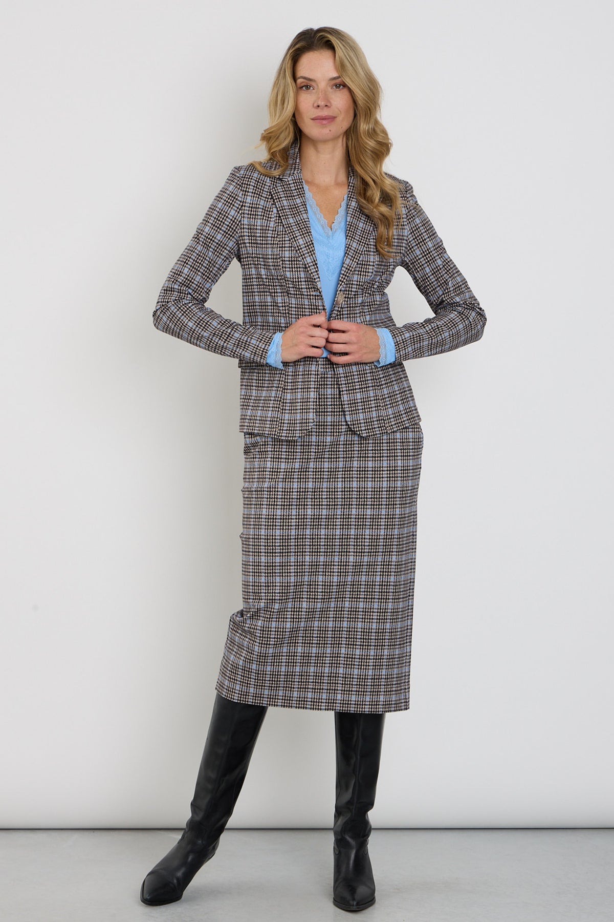 Lange reisrok van Mi Piace met blauw harvest tweed print, stijlvolle Della Blue kleur, perfect voor reizen en speciale gelegenheden.