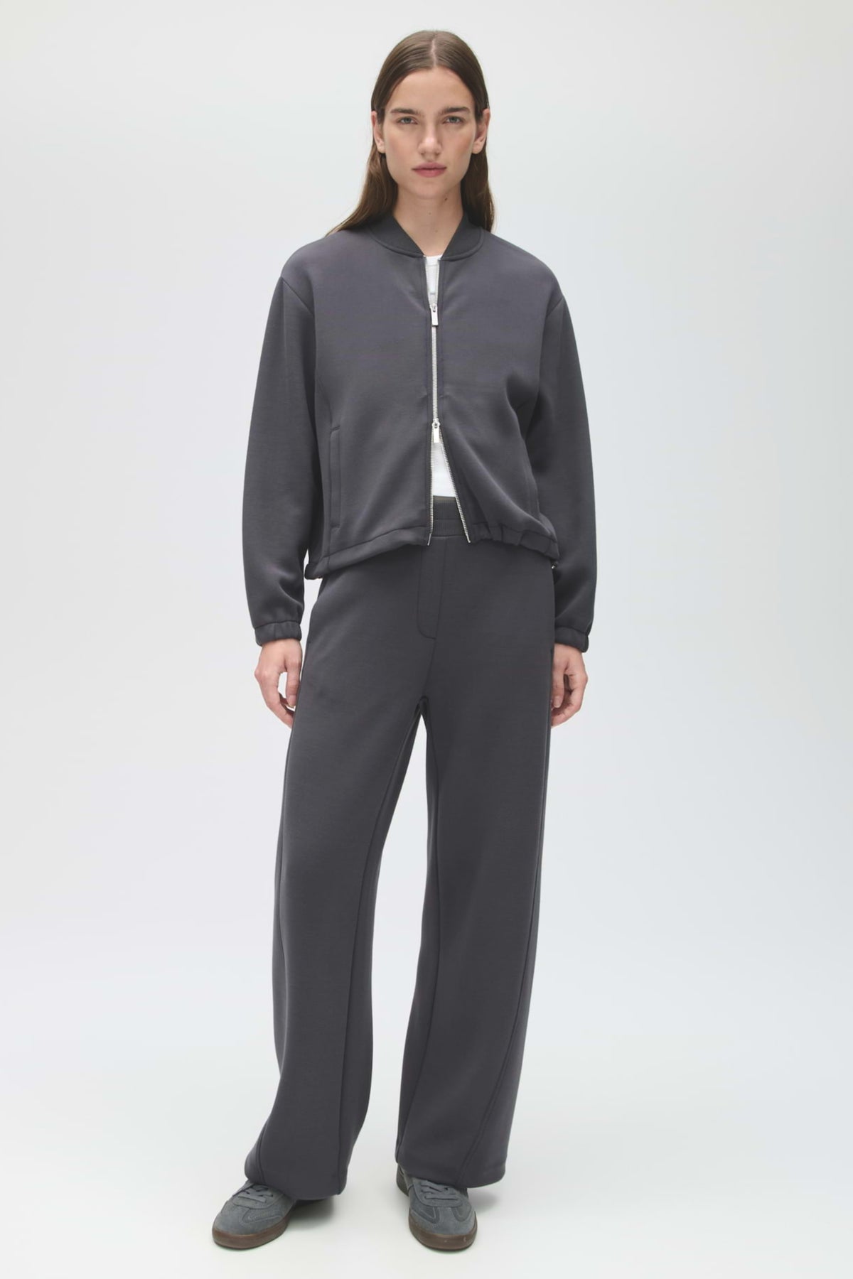 Opus Maikito Club Curve broek in anthracietkleur met slanke pasvorm en comfortabele stof, zichtbaar in de afbeelding.