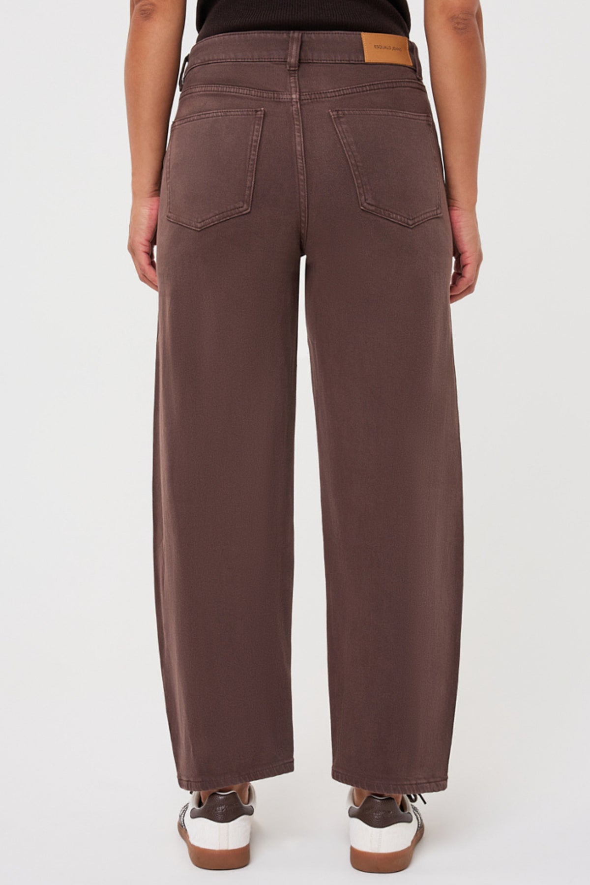 Donkere denim jeans van EsQualo, Barrel Cacao F26.12513, met rechte snit en klassieke details, gedragen door een persoon.