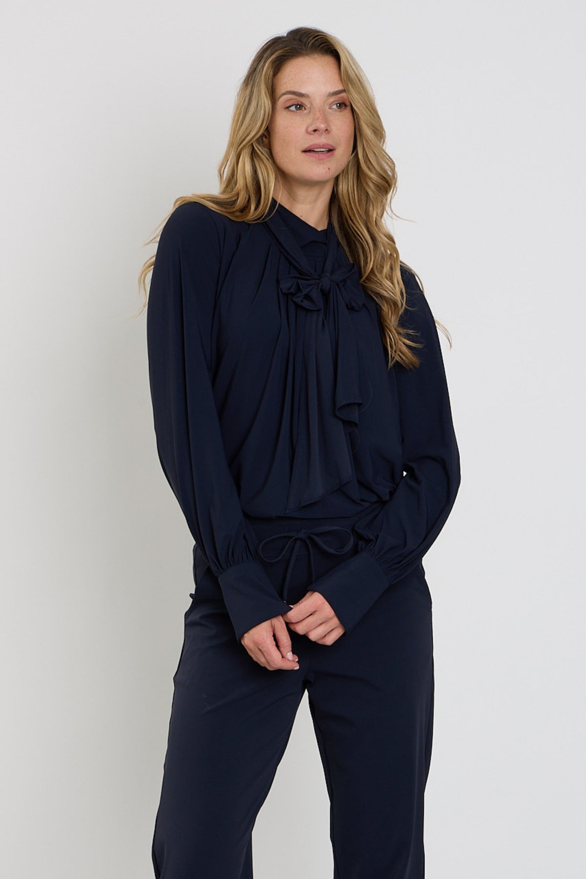 Mi Piace reisblouse met strik in navy, lichtgewicht en elegant voor reizen en dagelijks gebruik.