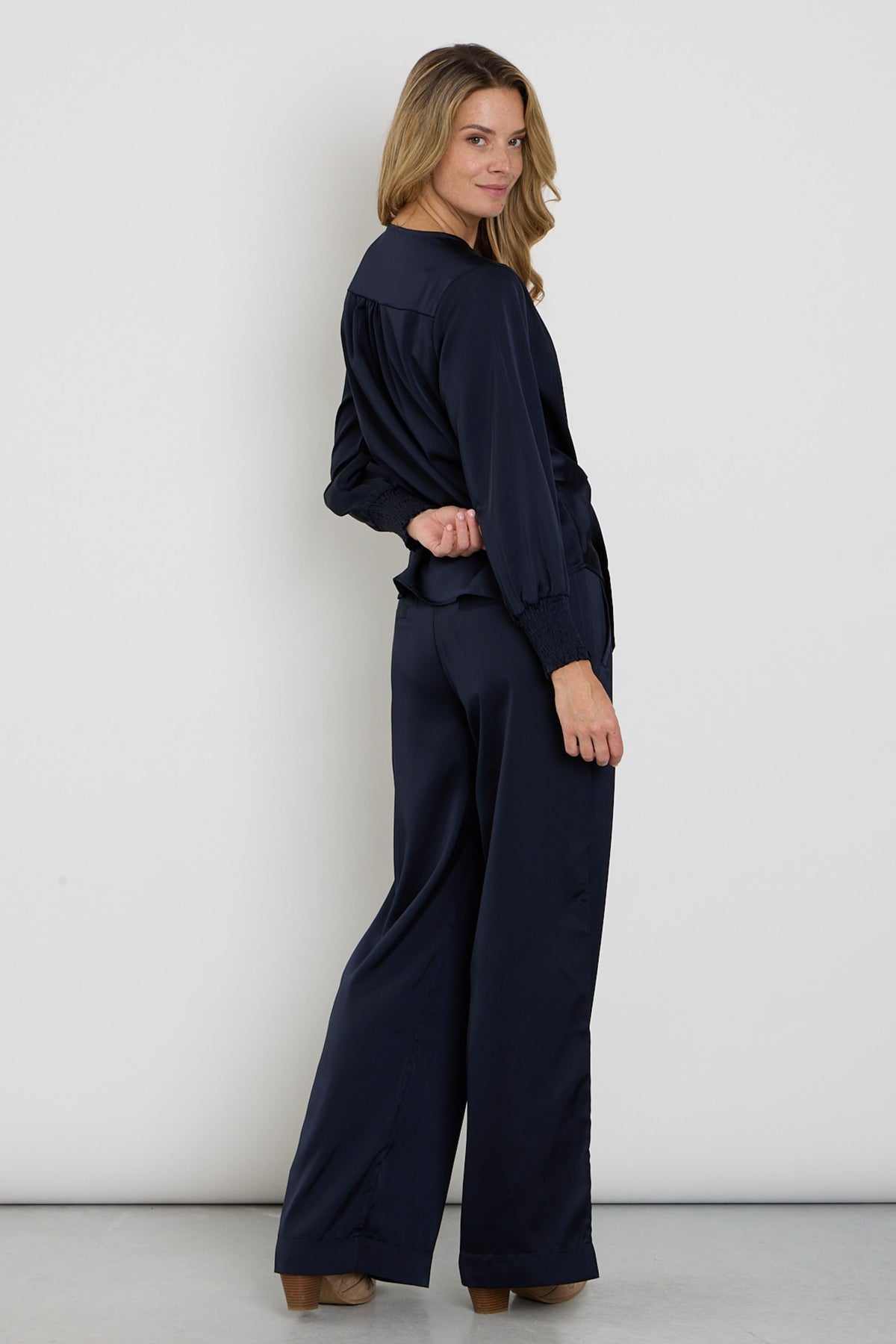 Zijden satijnen broek in navyblauw van Mi Piace, met gladde stof en elegante pasvorm, zichtbaar in de afbeelding