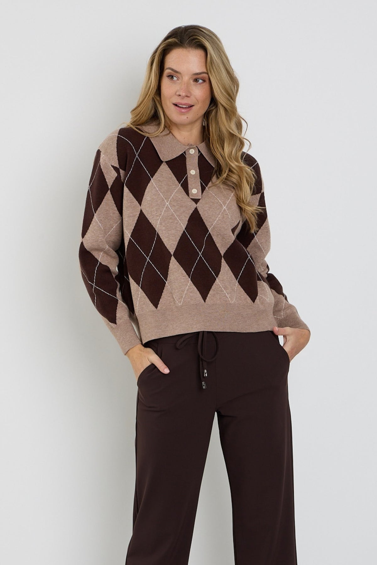 Mi Piace Argyle Espresso trui met ronde hals en patroon, zachte katoen en comfortabele pasvorm.