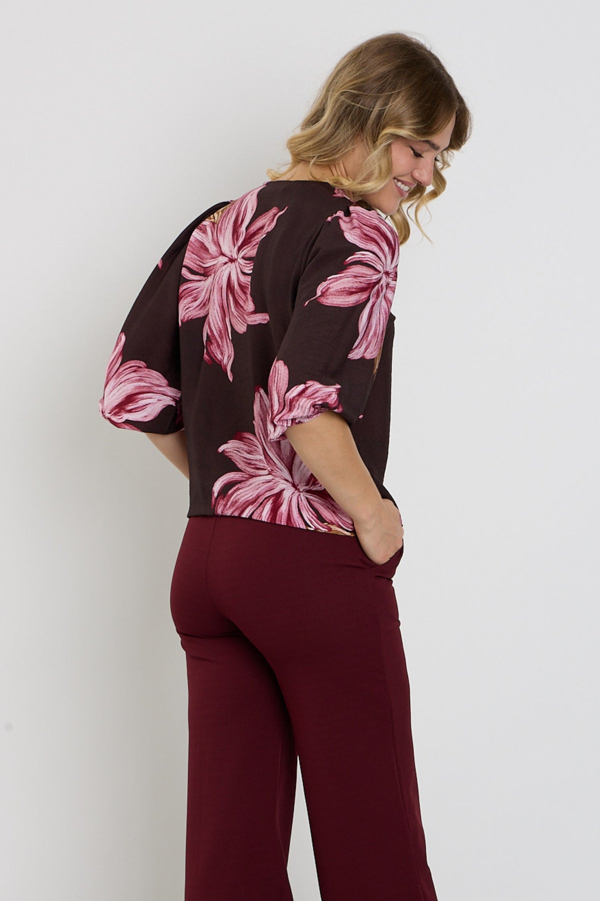 Bruine Enjoy blouse met V-hals en bloemenprint, comfortabele damesblouse met stijlvolle uitstraling, close-up van de bloemenprint