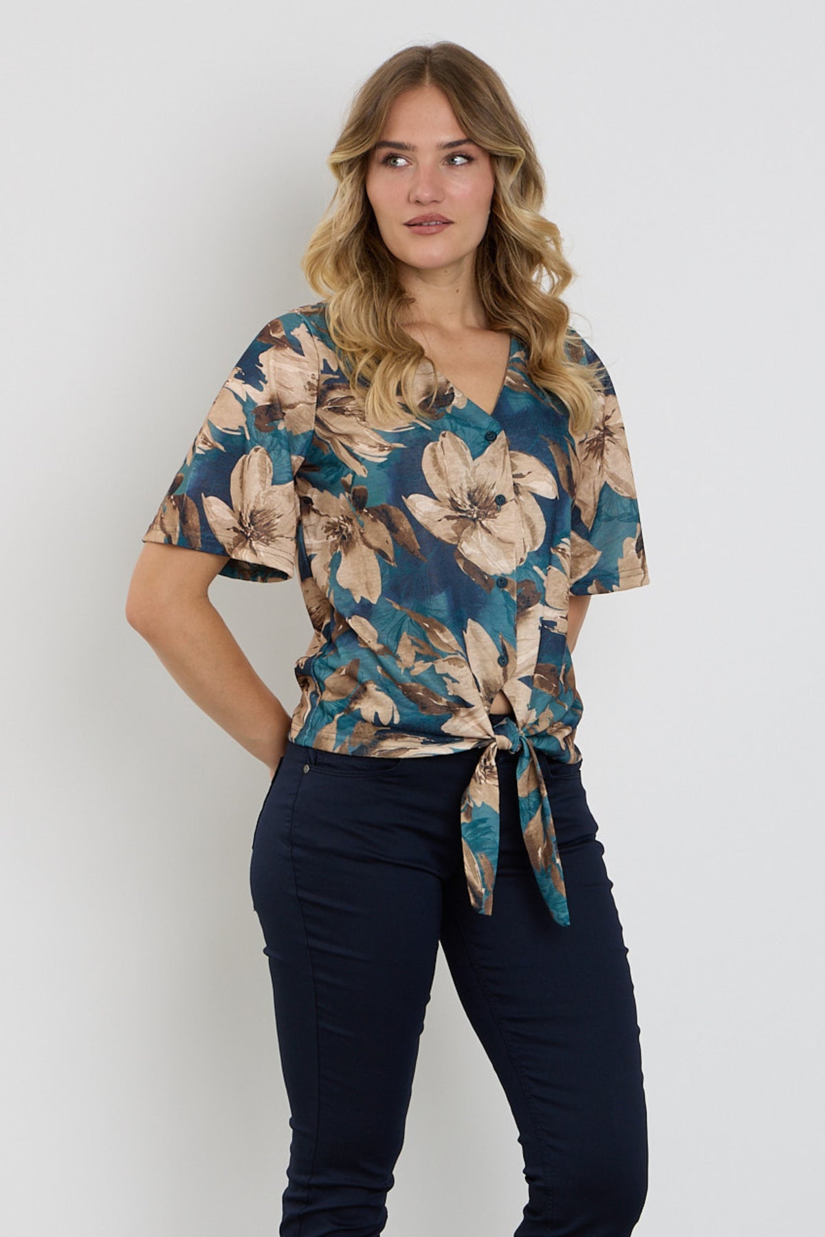 Enjoy blouse met bloemenprint en strikdetail in taupe, stijlvolle damesblouse met bloemenpatroon en elegante uitstraling