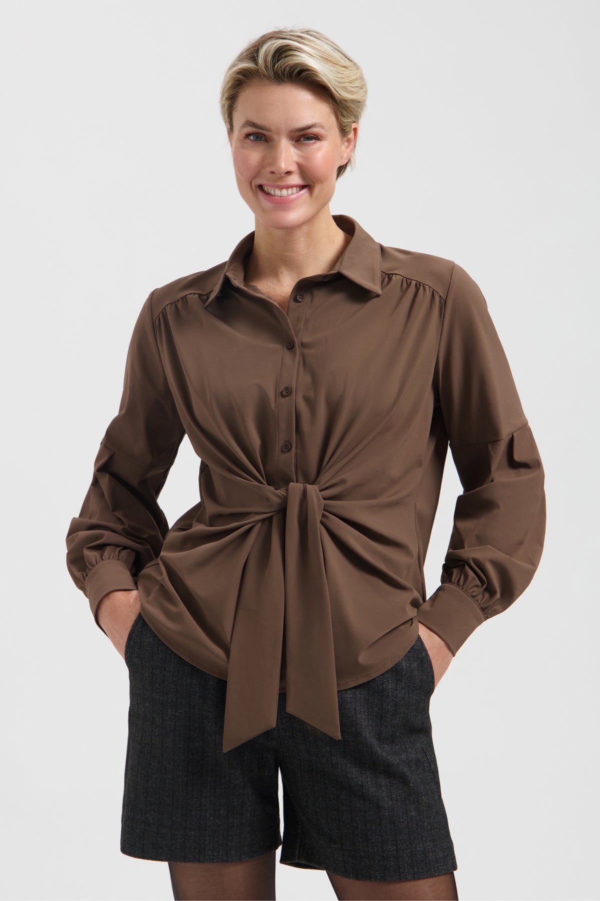Donkergrijze korte broek Lady Day Marielle L14.301.3640 met elastische taille en casual pasvorm, geschikt voor dames.