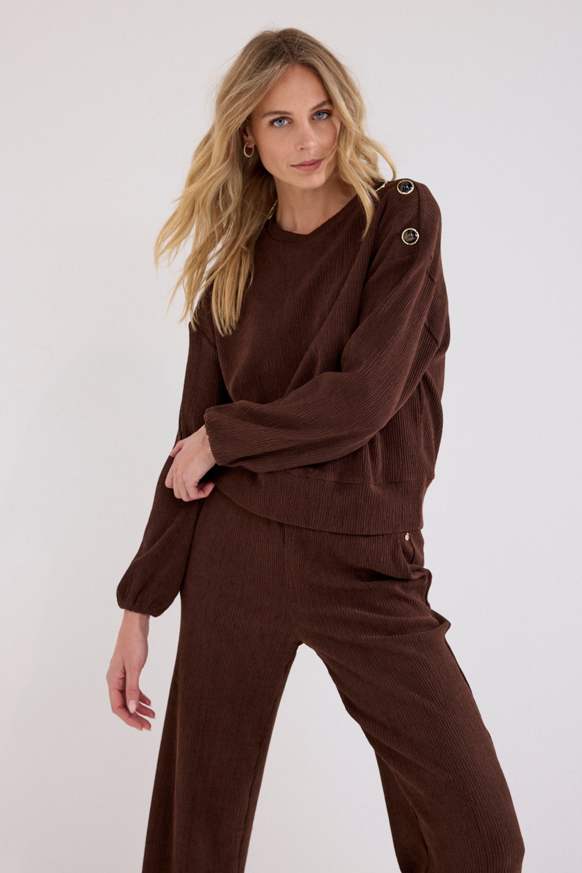 Donkere chocolade Tramontana dropped shoulder trui met losse pasvorm en zachte stof, gedragen door een model.