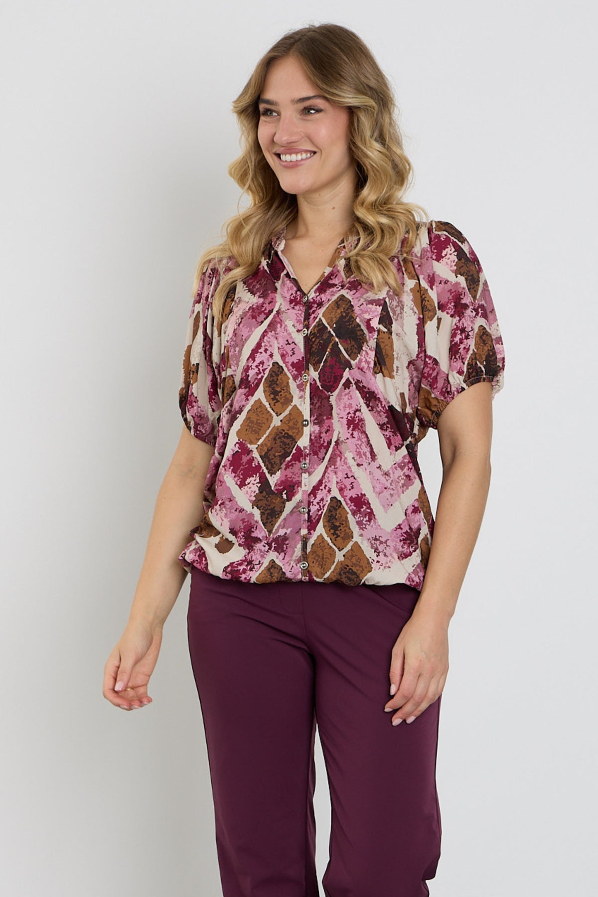 Enjoy blouse met grafische batik en ruitprint, kleurrijk en casual, zichtbaar in de afbeelding.