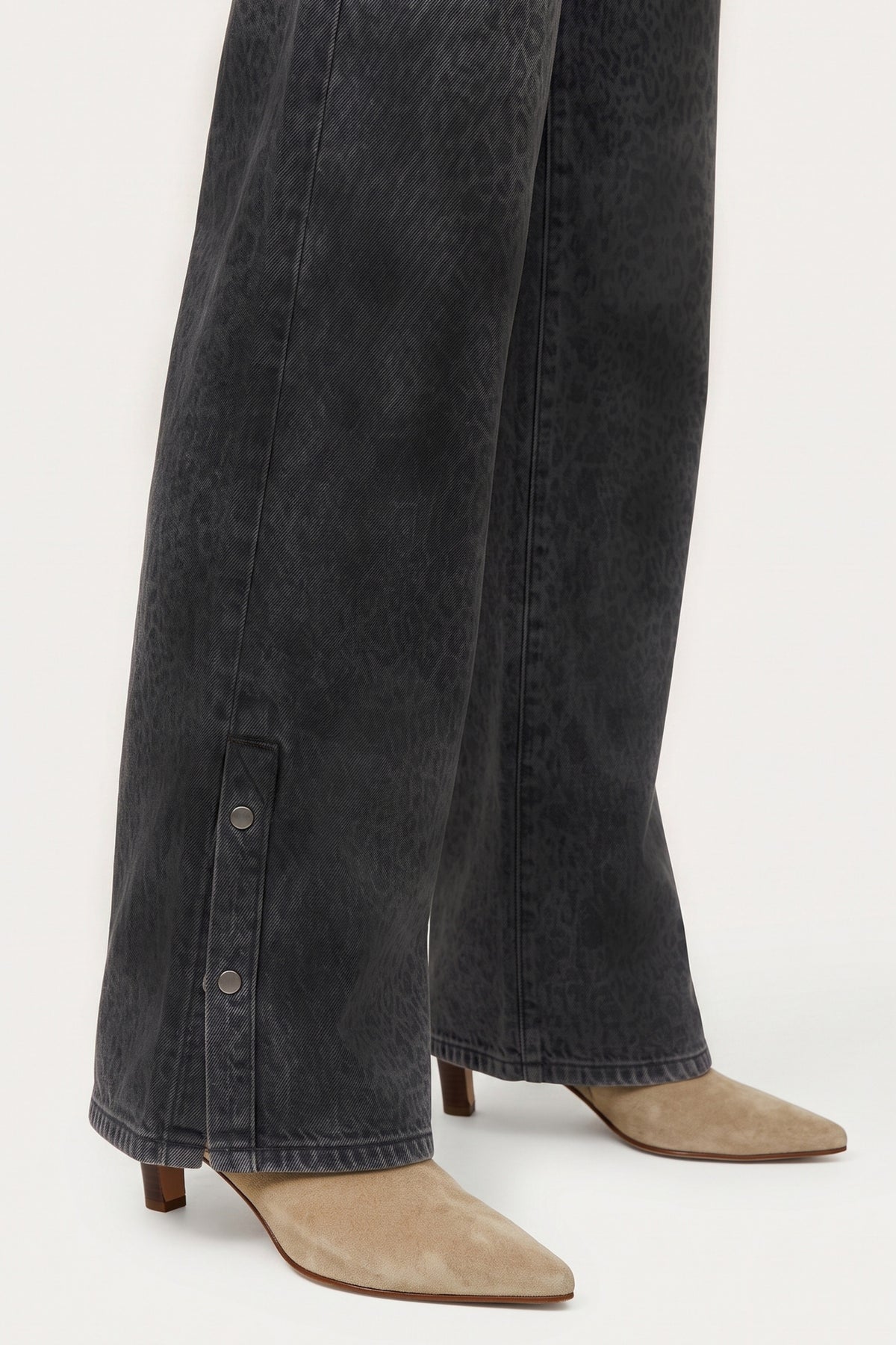 Zwarte denim jeans Jolena van G-maxx, casual broek met rechte pasvorm en elastische tailleband, gedragen door een model.