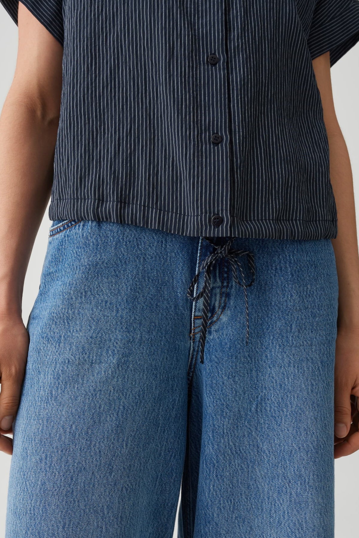 Blouse Flaneta van Opus in coalblauw met lange mouwen en losse pasvorm, hangend aan een witte hanger.