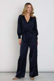 Donkere satijnen broek in navyblauw van Mi Piace, gladde stof en elegante pasvorm, ideaal voor chique gelegenheden.