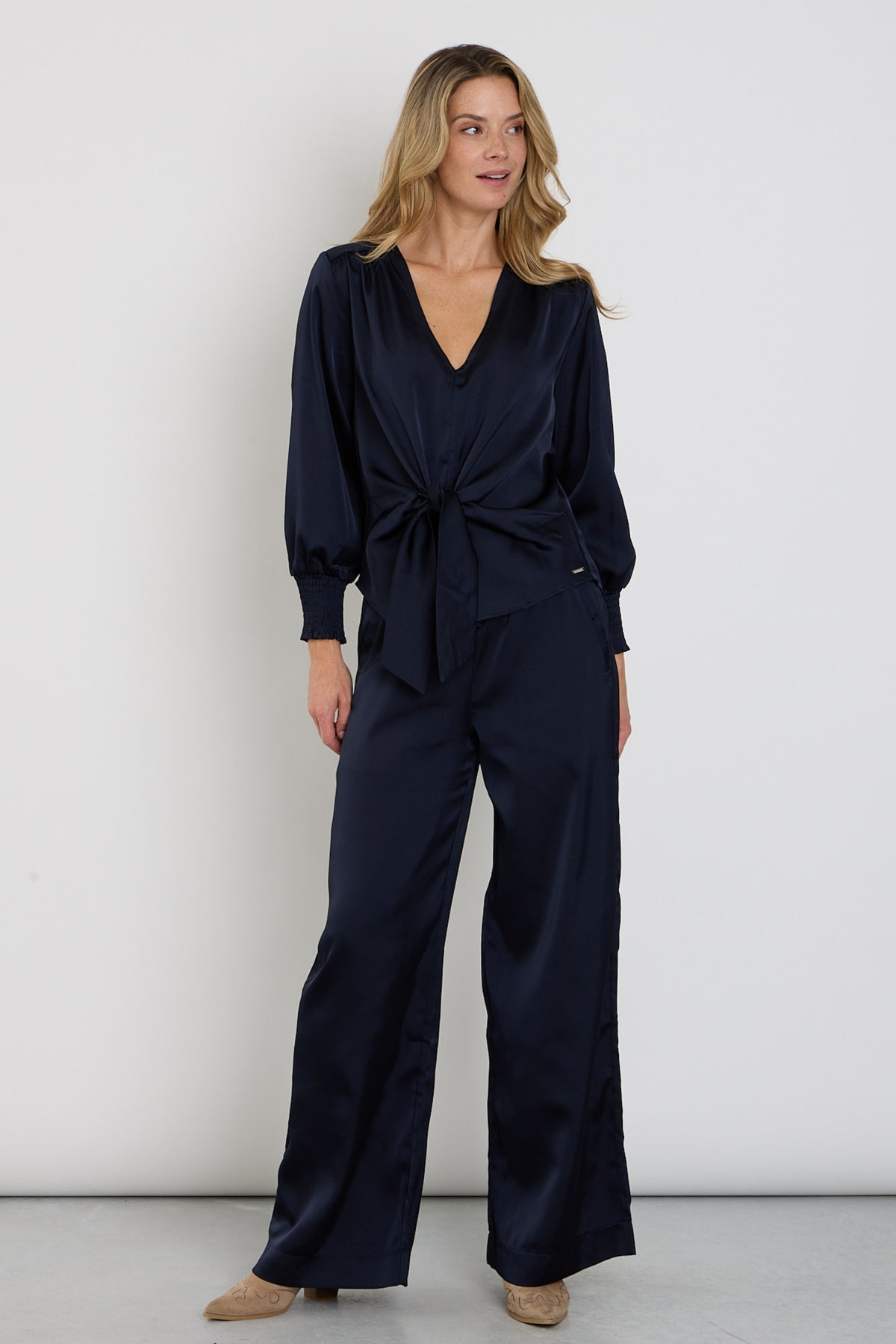 Donkere satijnen broek in navyblauw van Mi Piace, gladde stof en elegante pasvorm, ideaal voor chique gelegenheden.