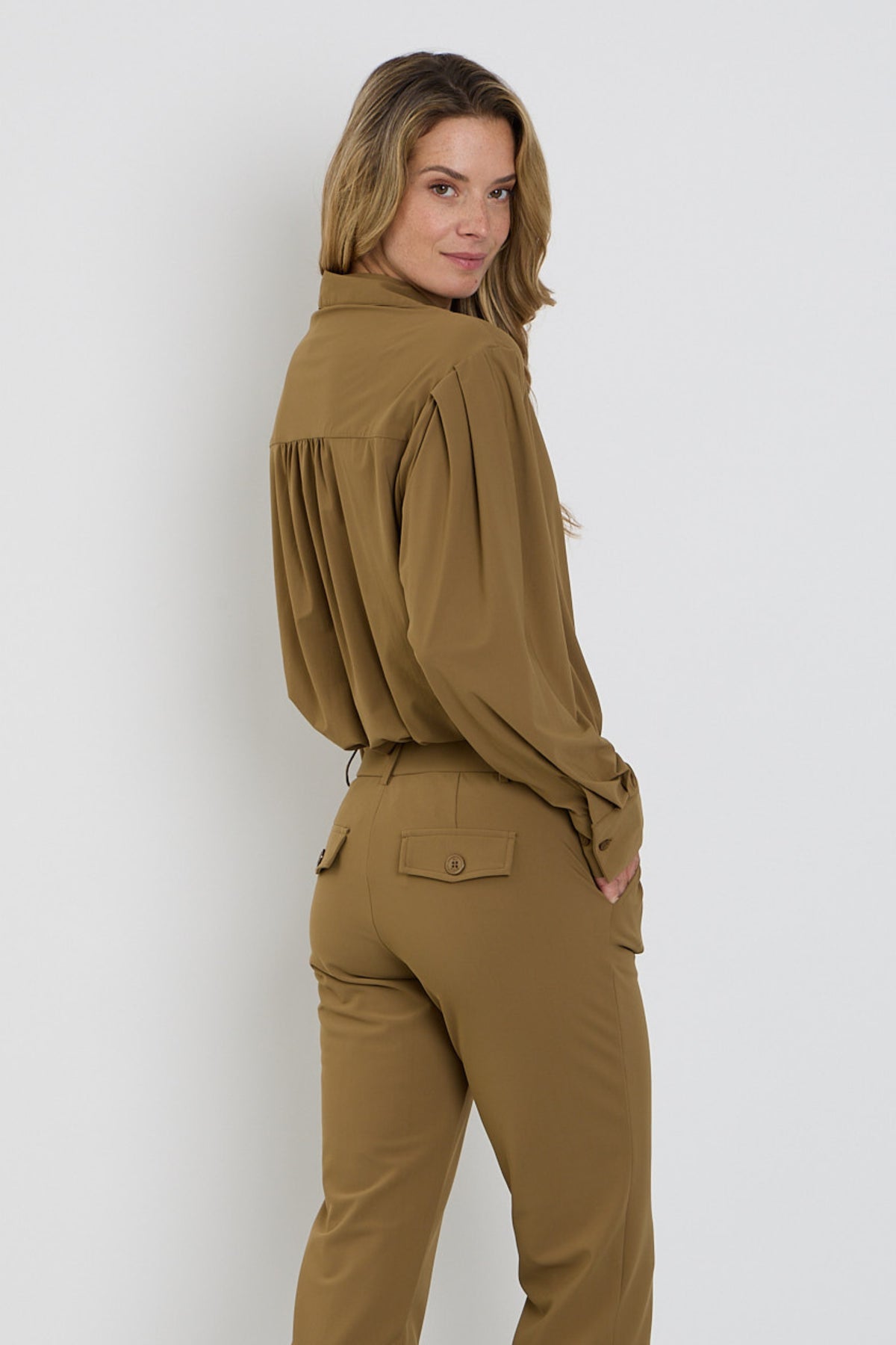 Lichte reisblouse van Mi Piace met kangaroeprint, geschikt voor comfortabel reizen en casual draagstijl.