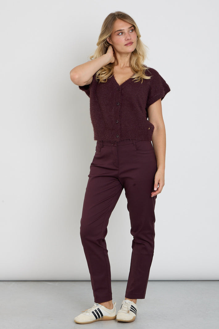 Bruine broek van Red Button, model Diana Smart Burgundy SRB5037 L30, met een comfortabele pasvorm en stijlvolle uitstraling.