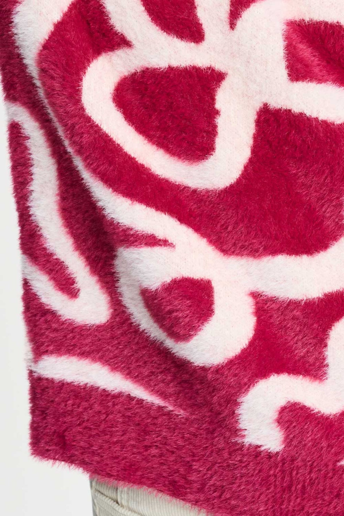 Burgundy rode trui Frida Bow van POM Amsterdam met gebreide textuur en opvallende strikdetails, gedragen door een model.