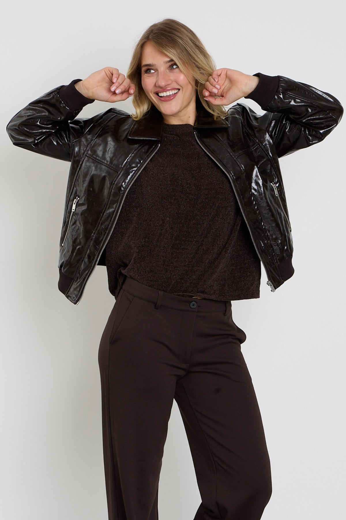 Vrijetijdsjacket Freequent Fqjanny Mole 212047 met capuchon en ritssluiting, donkerbruine kleur, casual stijl