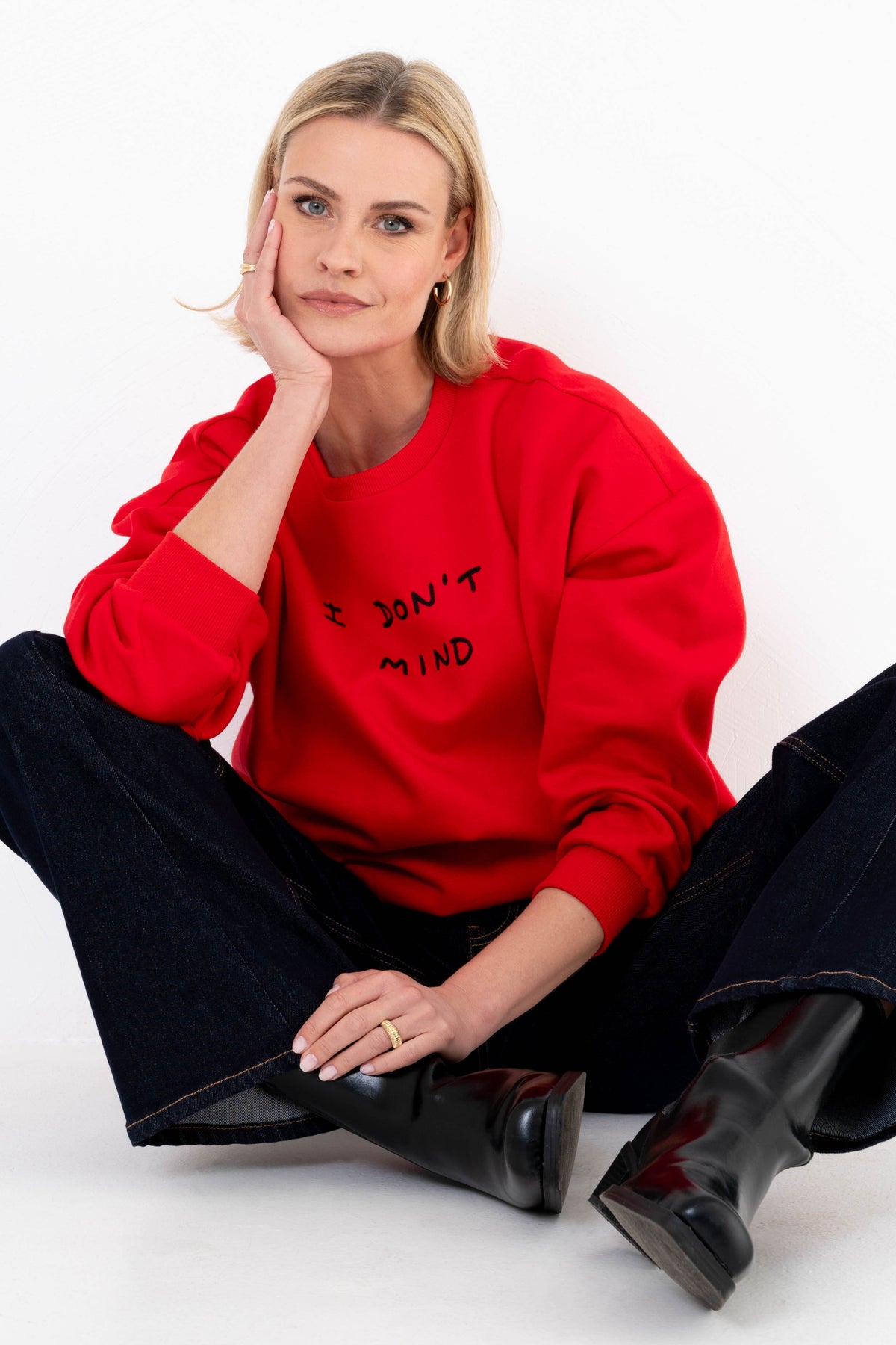 Rode Maicazz & Zizo Sweater Pandora met lange mouwen en comfortabele pasvorm, getoond op een model.