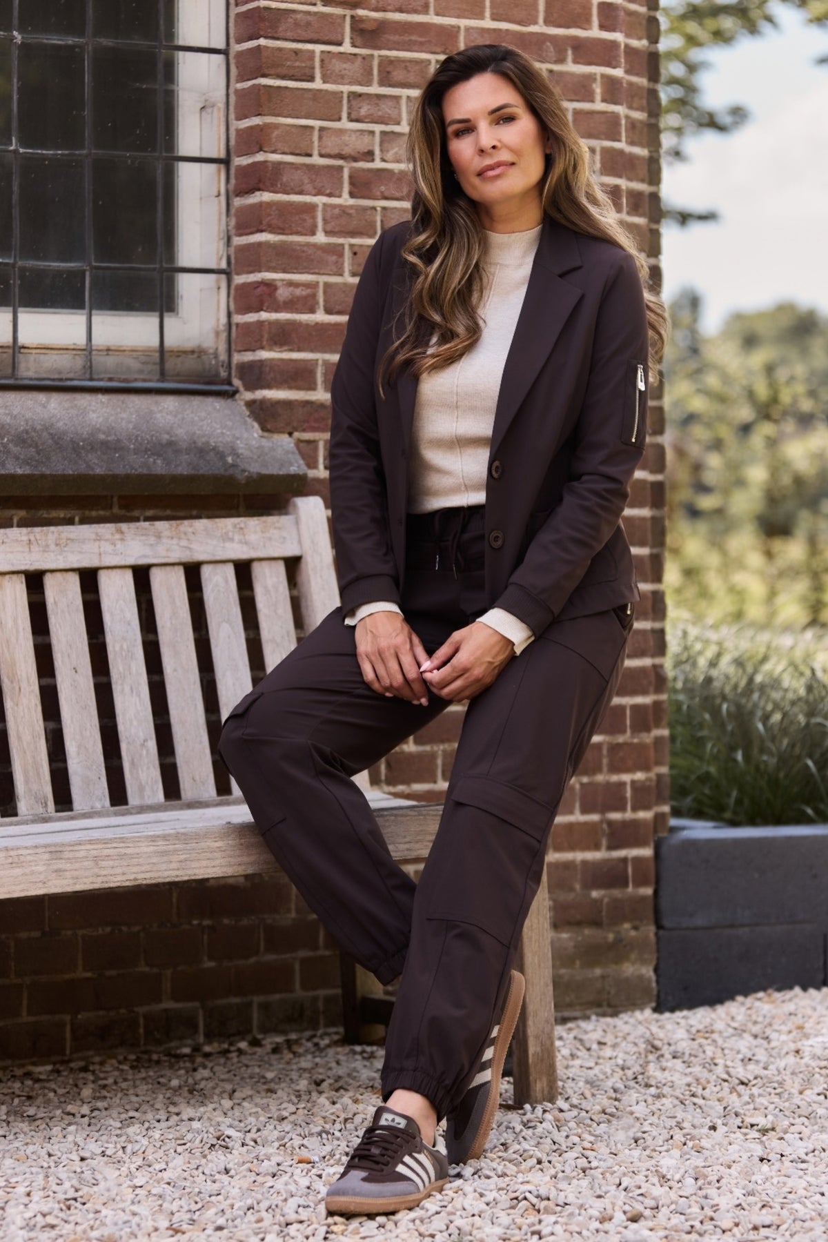 Zoso Travel Broek Nicky Espresso 265, close-up van de donkerbruine reisbroek met comfortabele pasvorm