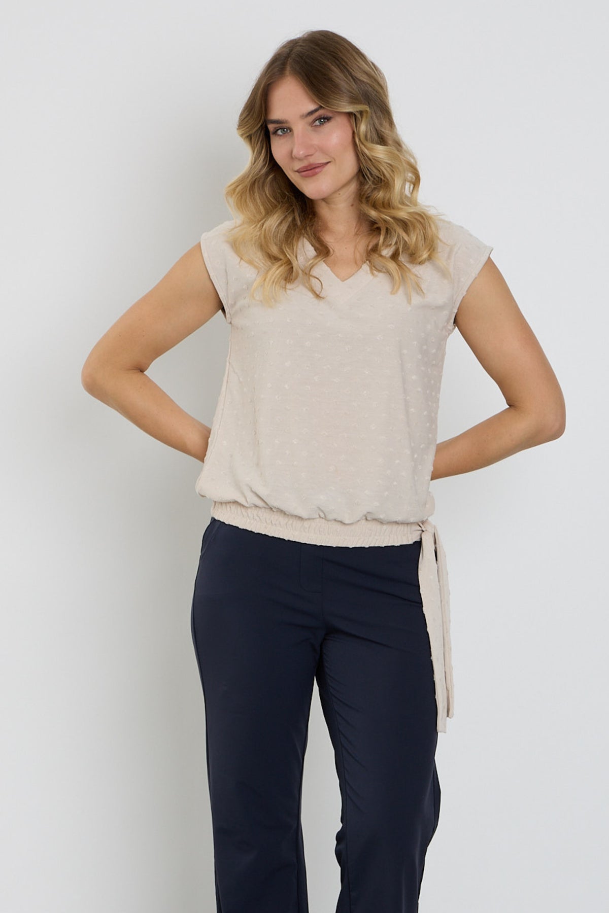 Enjoy blouse met zandkleurige strikstructuur, elegante dames top met gedetailleerd textuur en stijlvolle uitstraling.