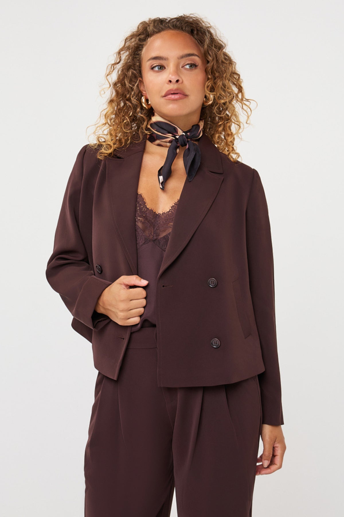 Cropped cacao blazer van EsQualo met stijlvolle reverskraag en knoopsluiting, gedragen door een model.