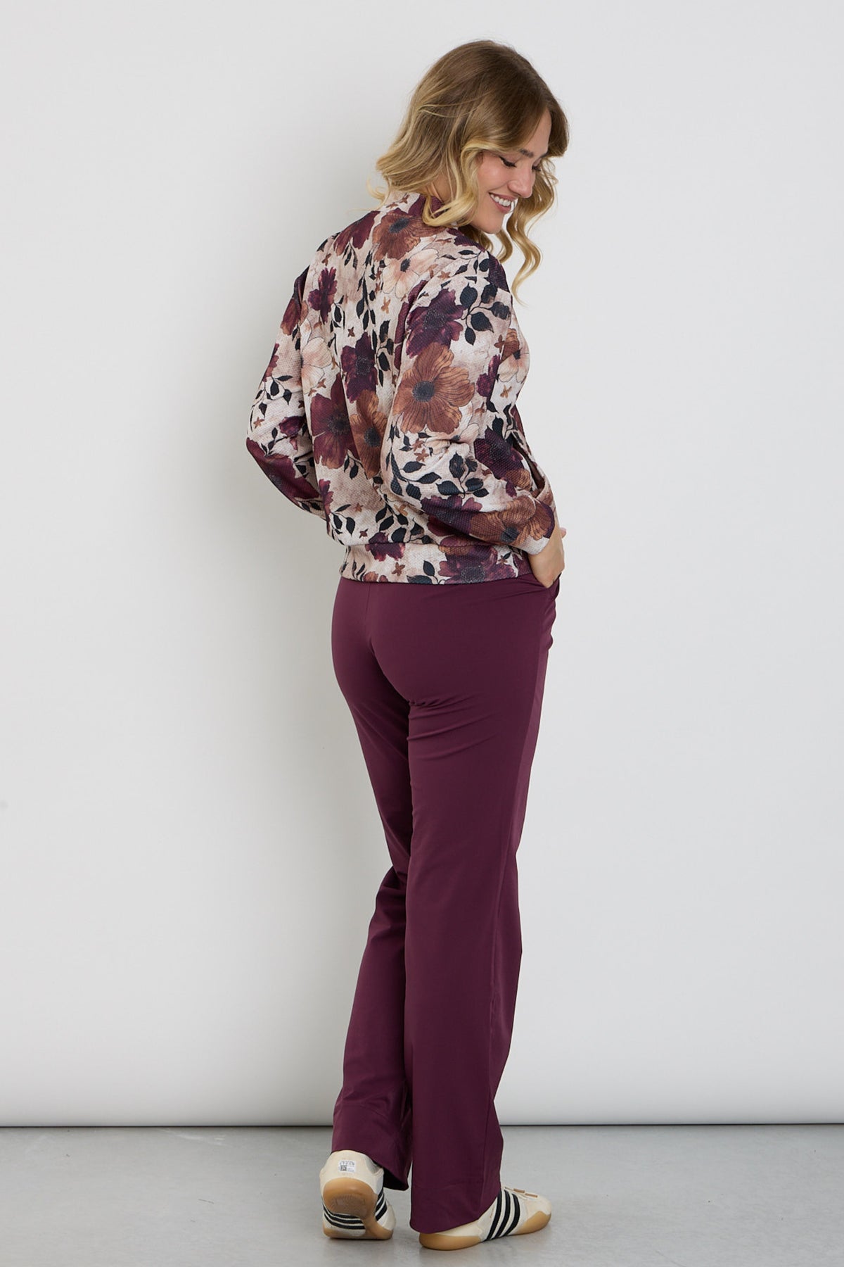 Brede zoomerbroek van Enjoy, draagbare port-stijl met comfortabele pasvorm en losse pijpen, perfect voor reizen en casual gelegenheden.
