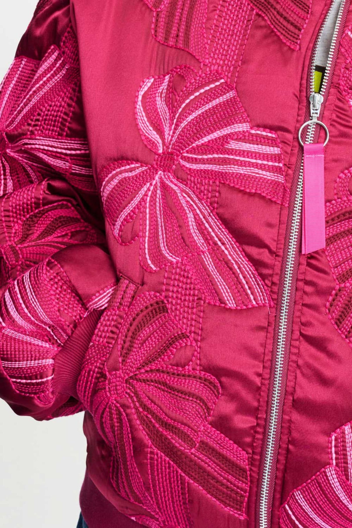 POM Amsterdam Ashley geborduurde jas met strikdetails, stijlvolle dameswinterjas met bloemenpatroon en knoopsluiting.