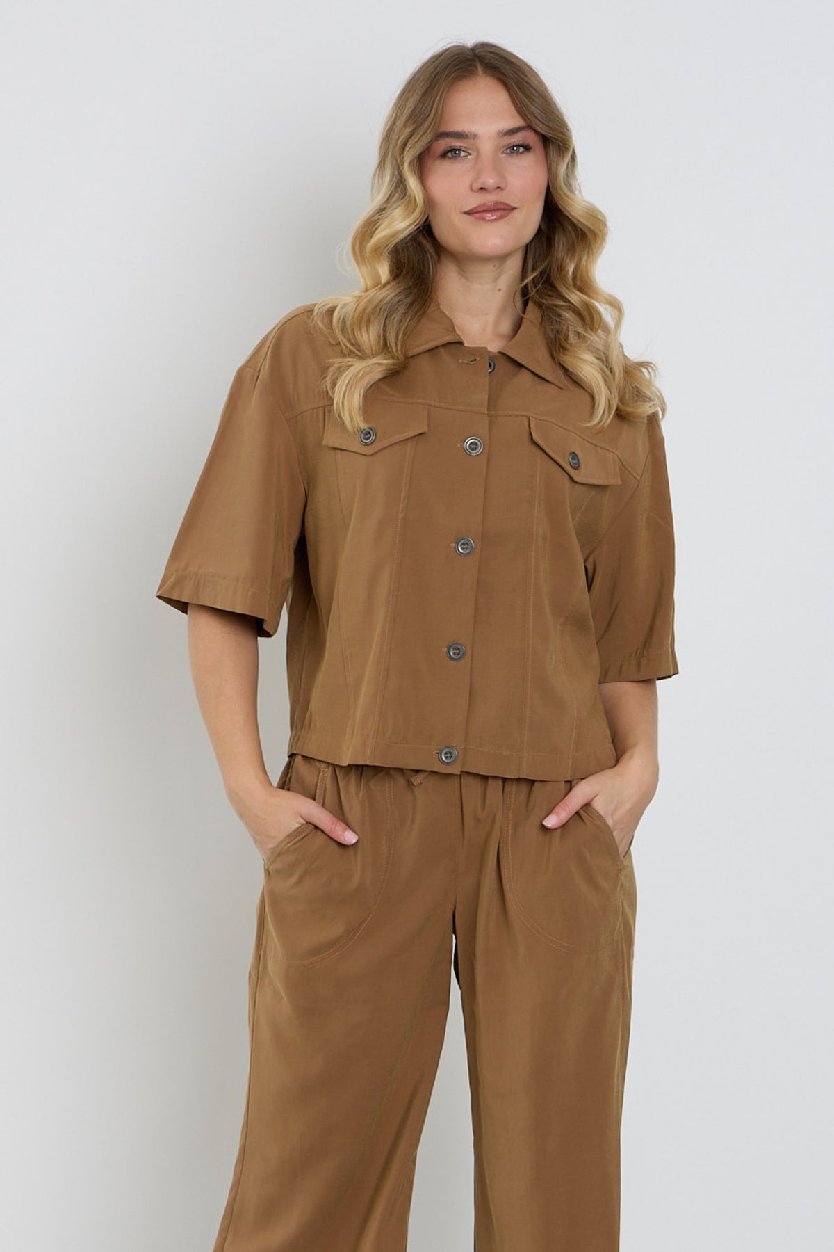 Camelkleurige Enjoy jas met knoopsluiting en stijlvolle details, geschikt voor casual en formele gelegenheden.